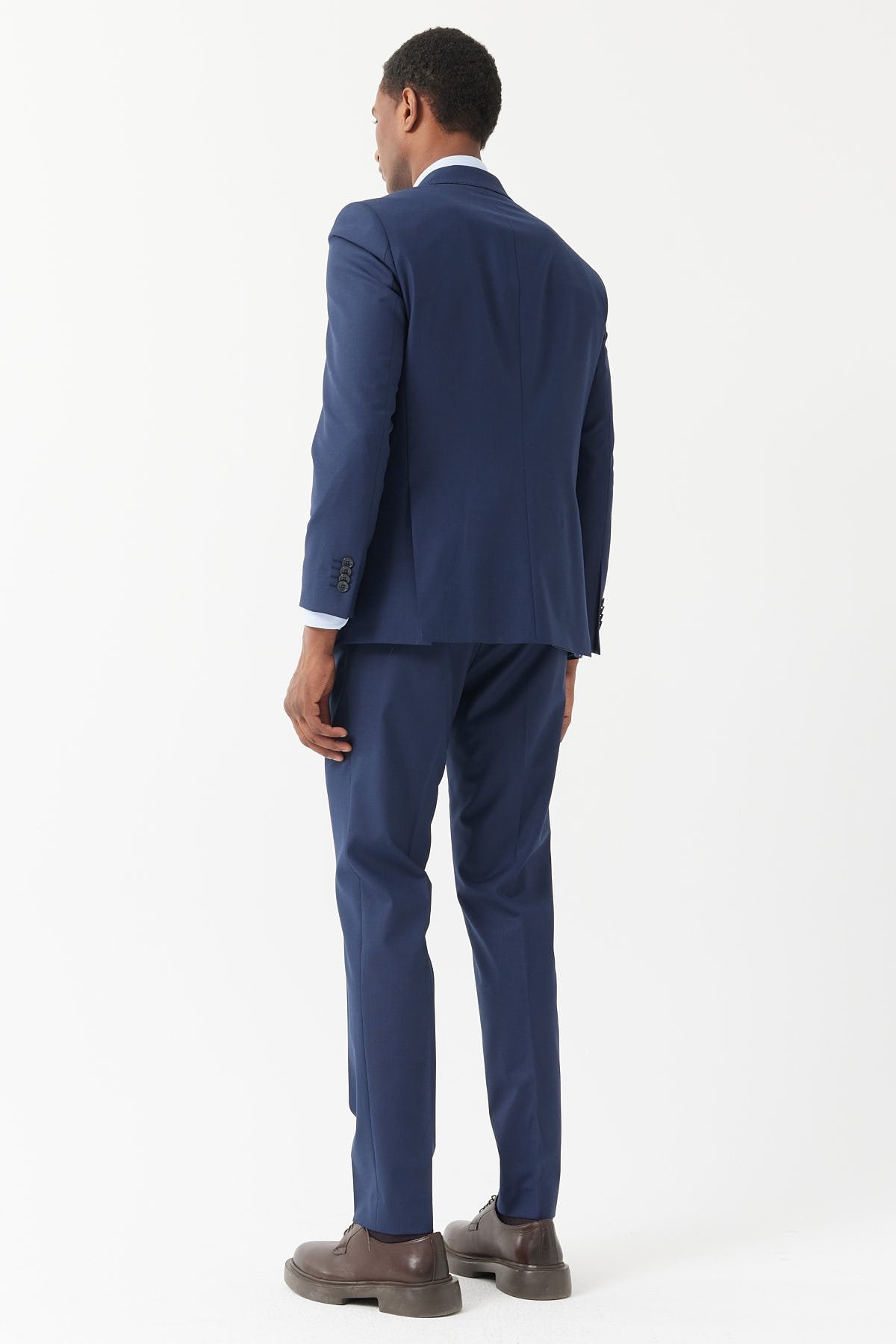 بدلة رجالية بياقة السنونو