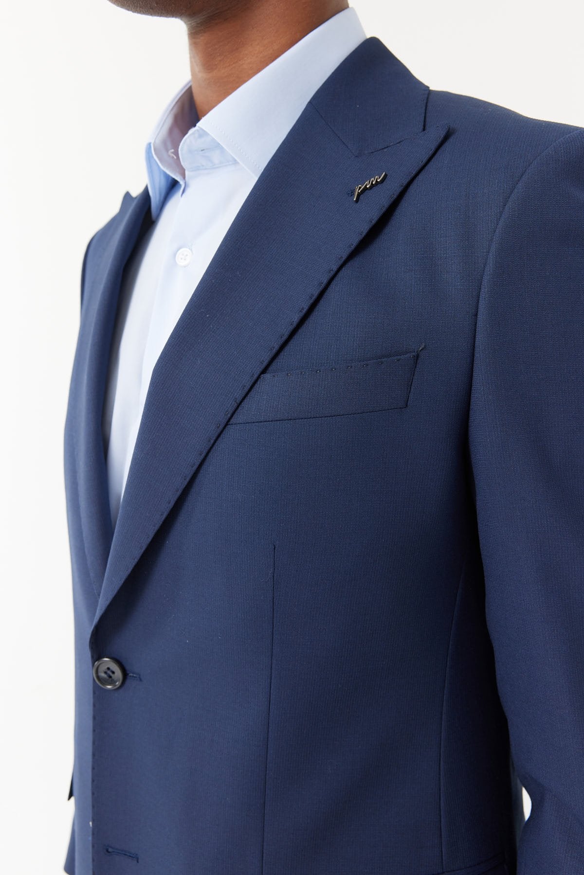 بدلة رجالية بياقة السنونو