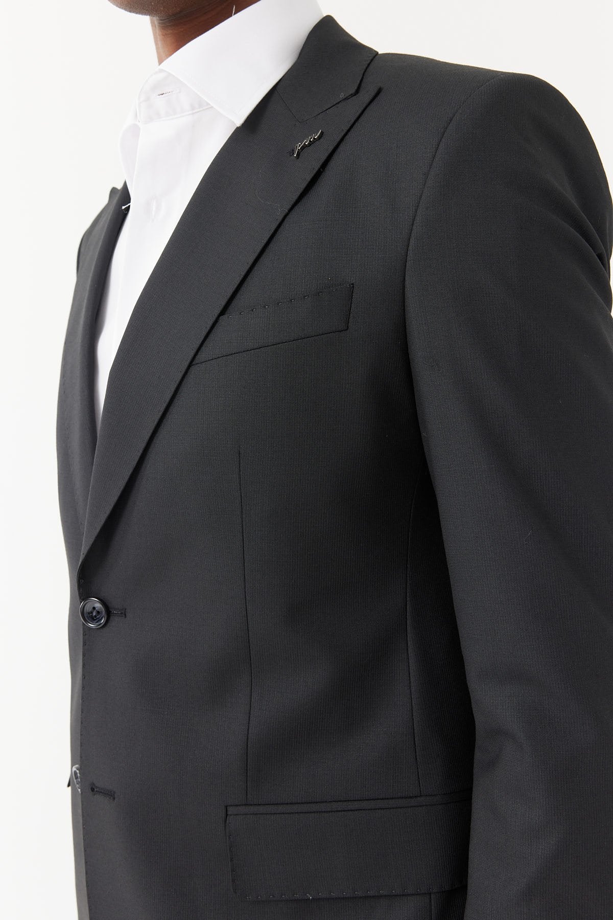 بدلة رجالية بياقة السنونو