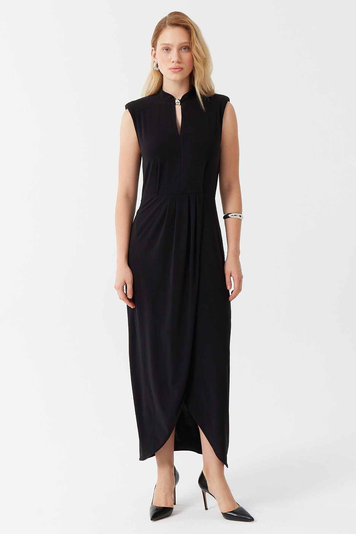 فستان نسائي بياقة جد أنيقة