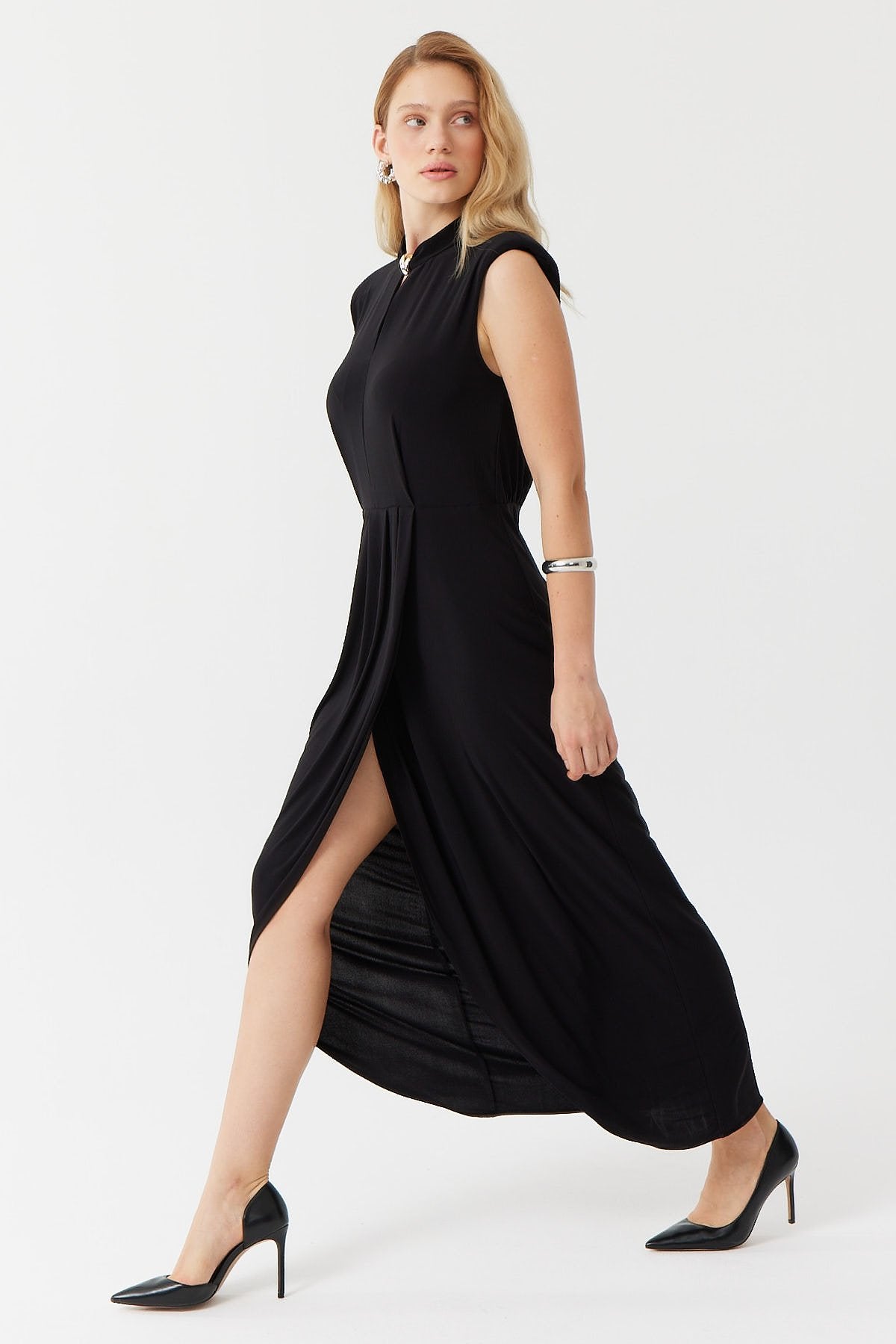 فستان نسائي بياقة جد أنيقة