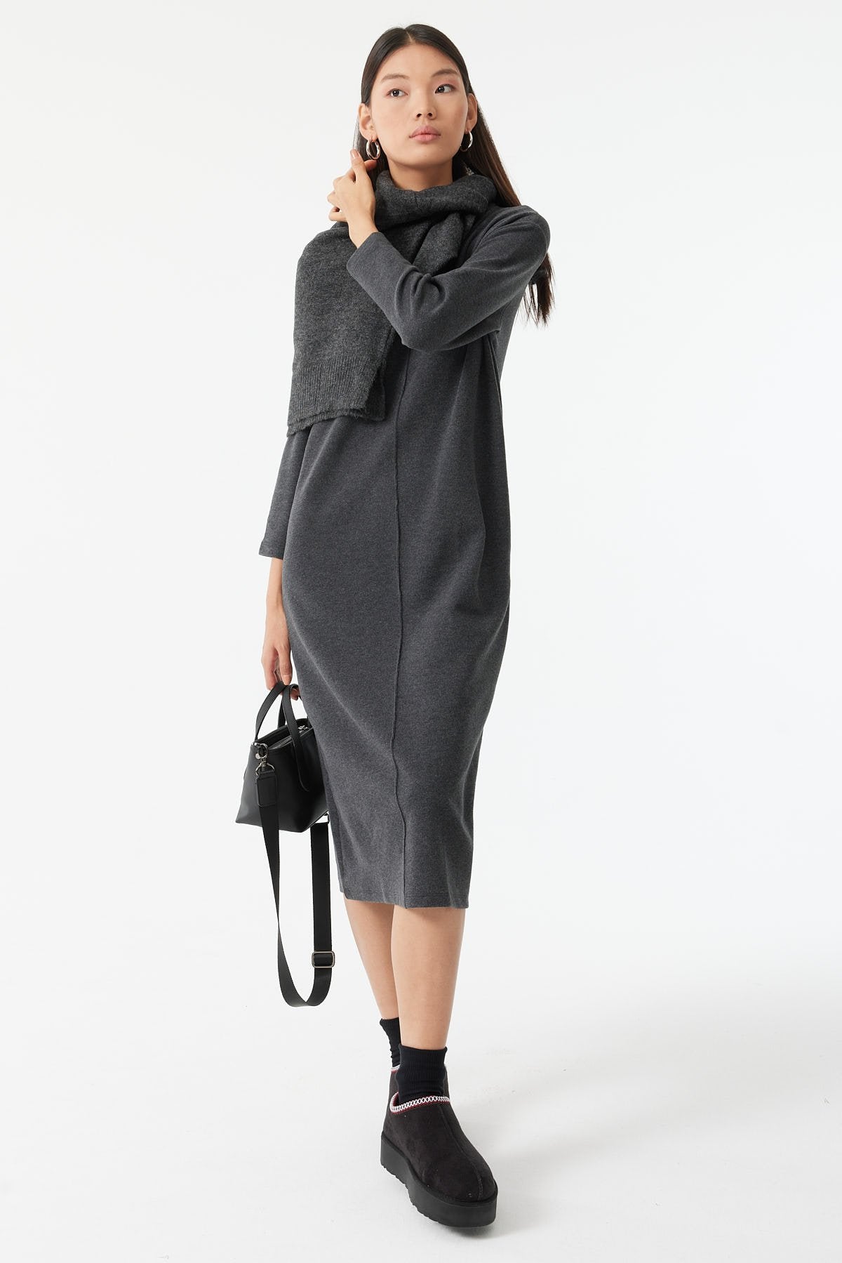 فستان نسائي بتفاصيل خياطة