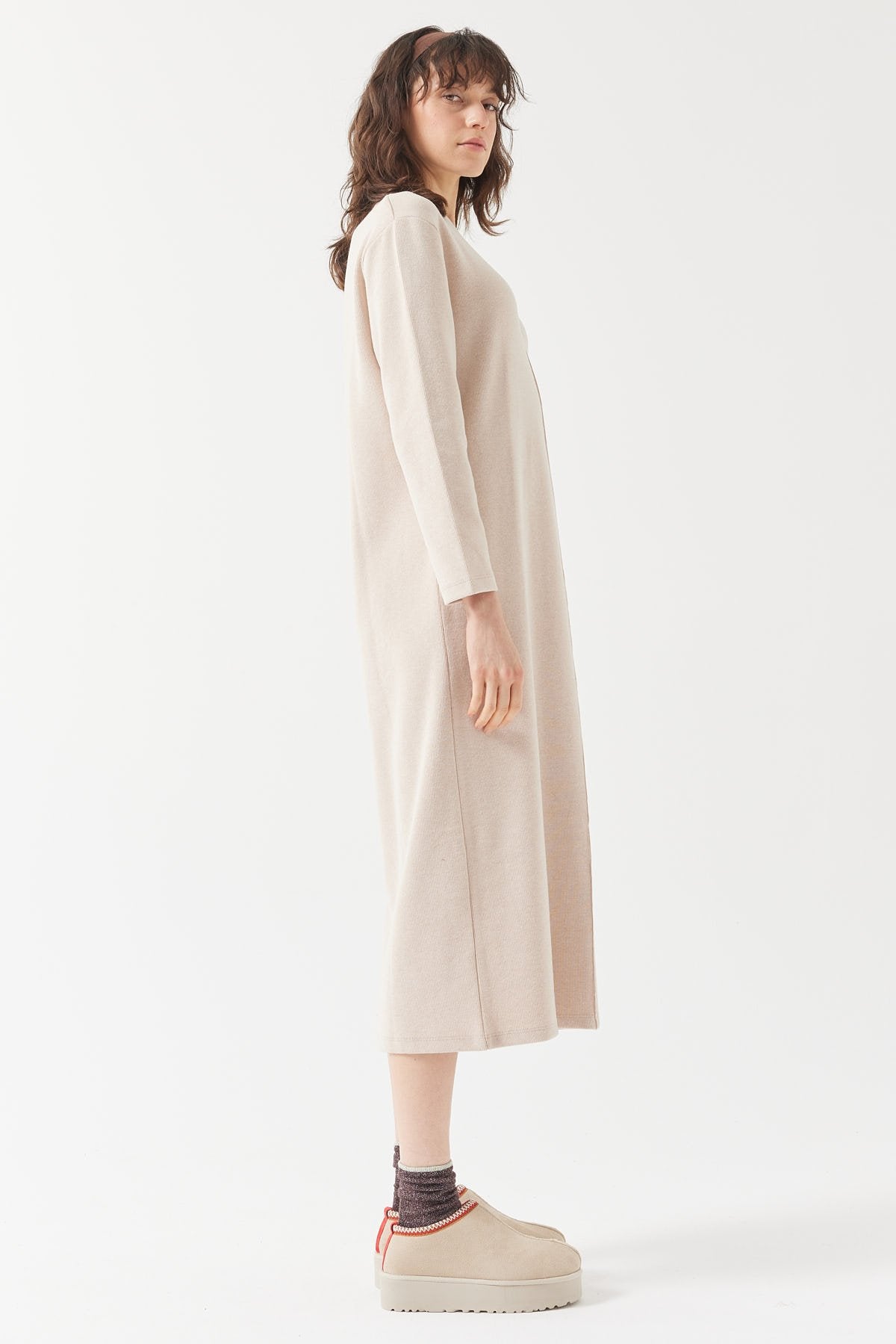 فستان نسائي بتفاصيل خياطة