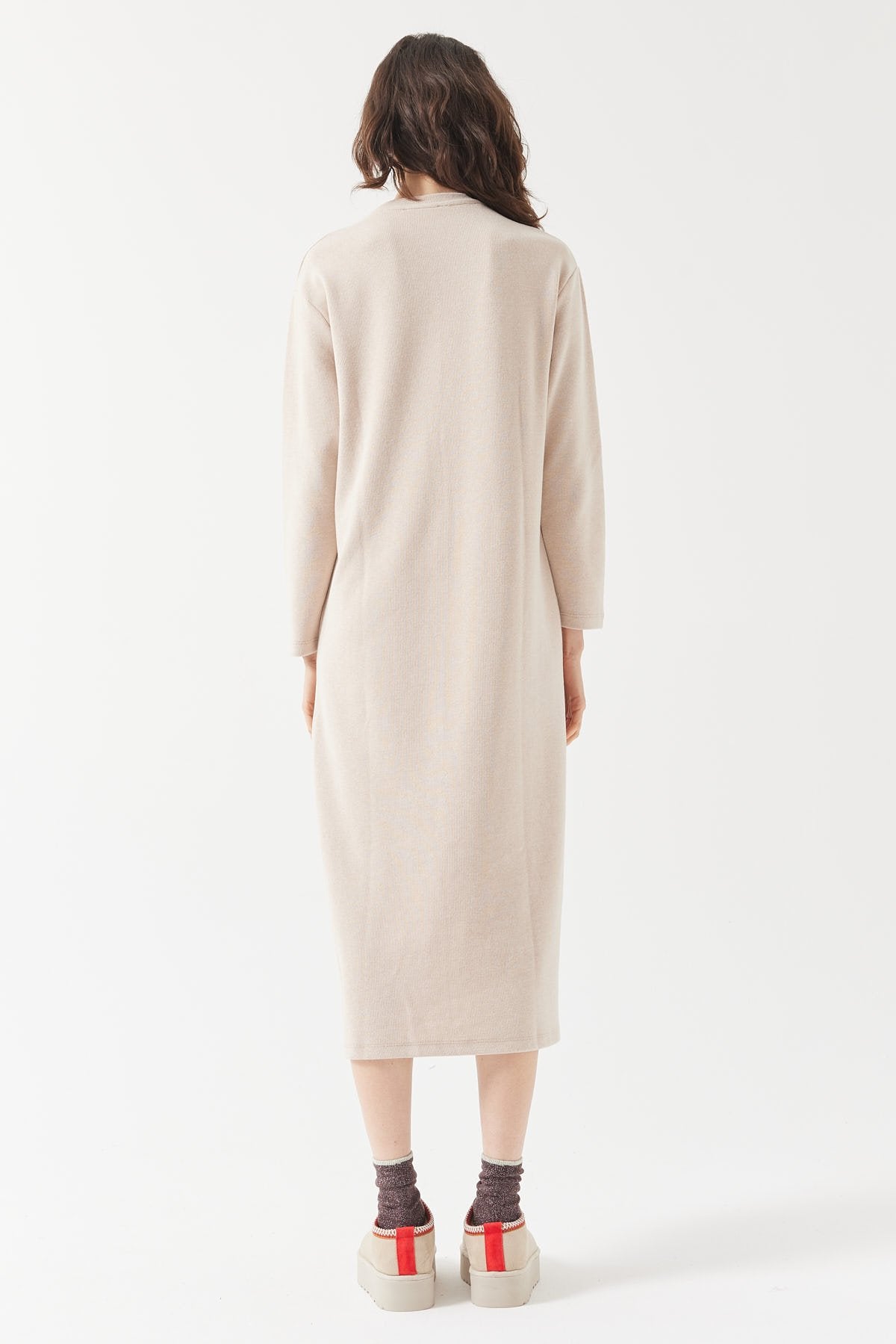 فستان نسائي بتفاصيل خياطة