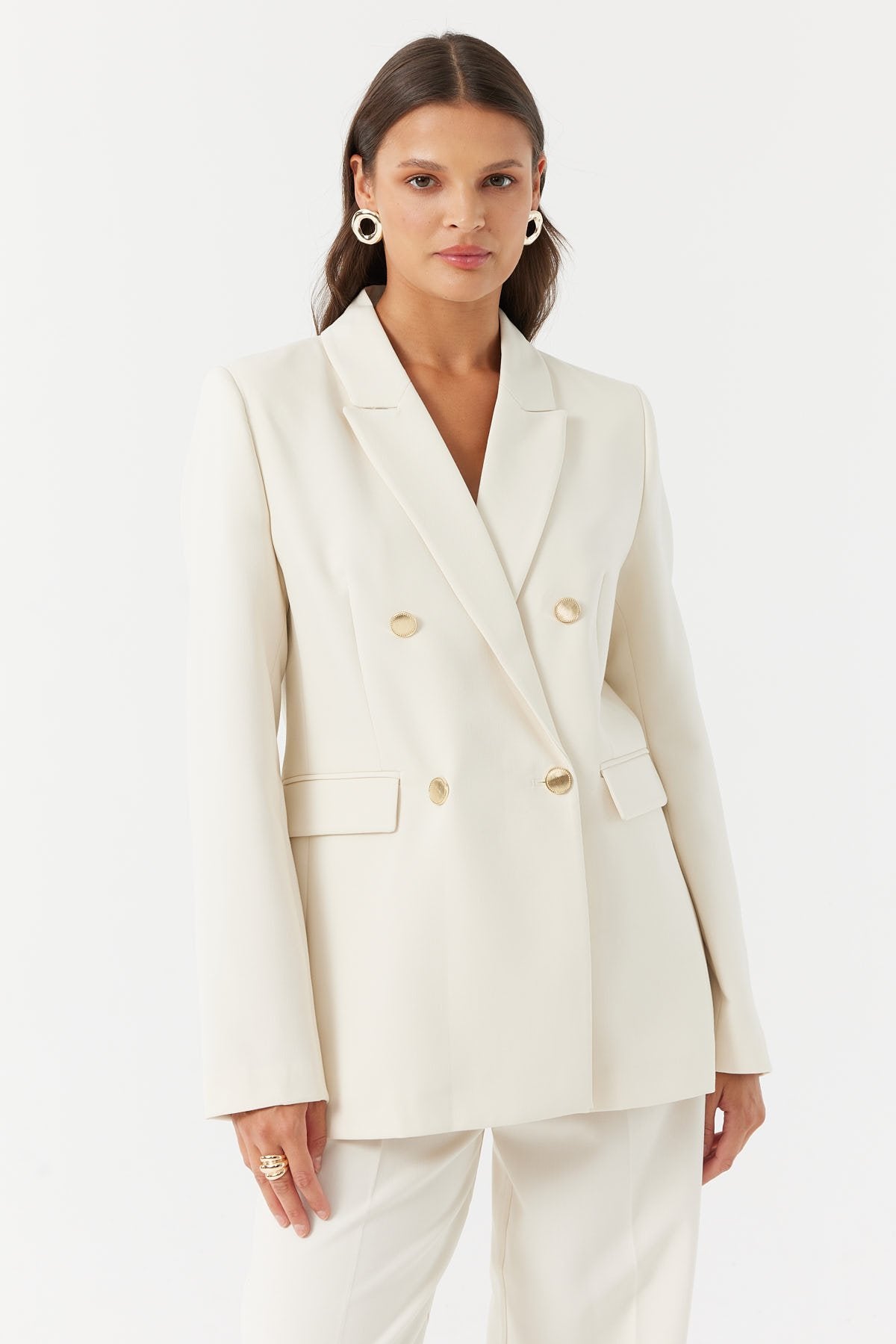 جاكيت نسائي بأزرار ذهبية مفصلة