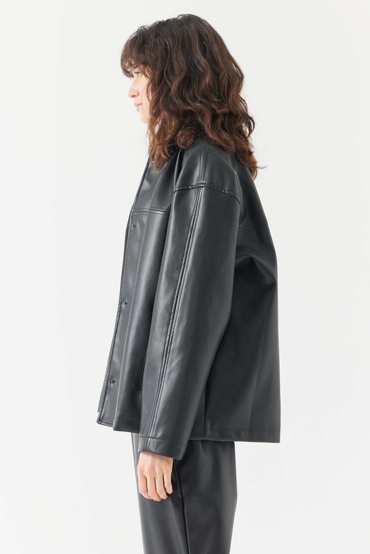 چاکەتی چەرم بە شێوەی ڕاست بڕینی ئافرەتان