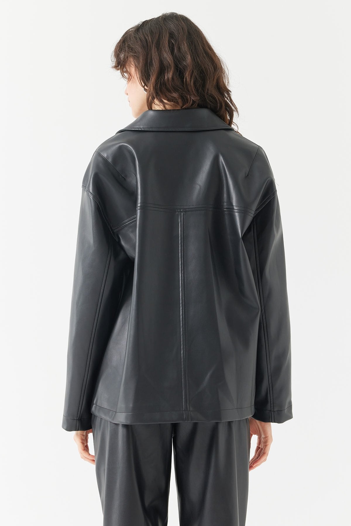 چاکەتی چەرم بە شێوەی ڕاست بڕینی ئافرەتان