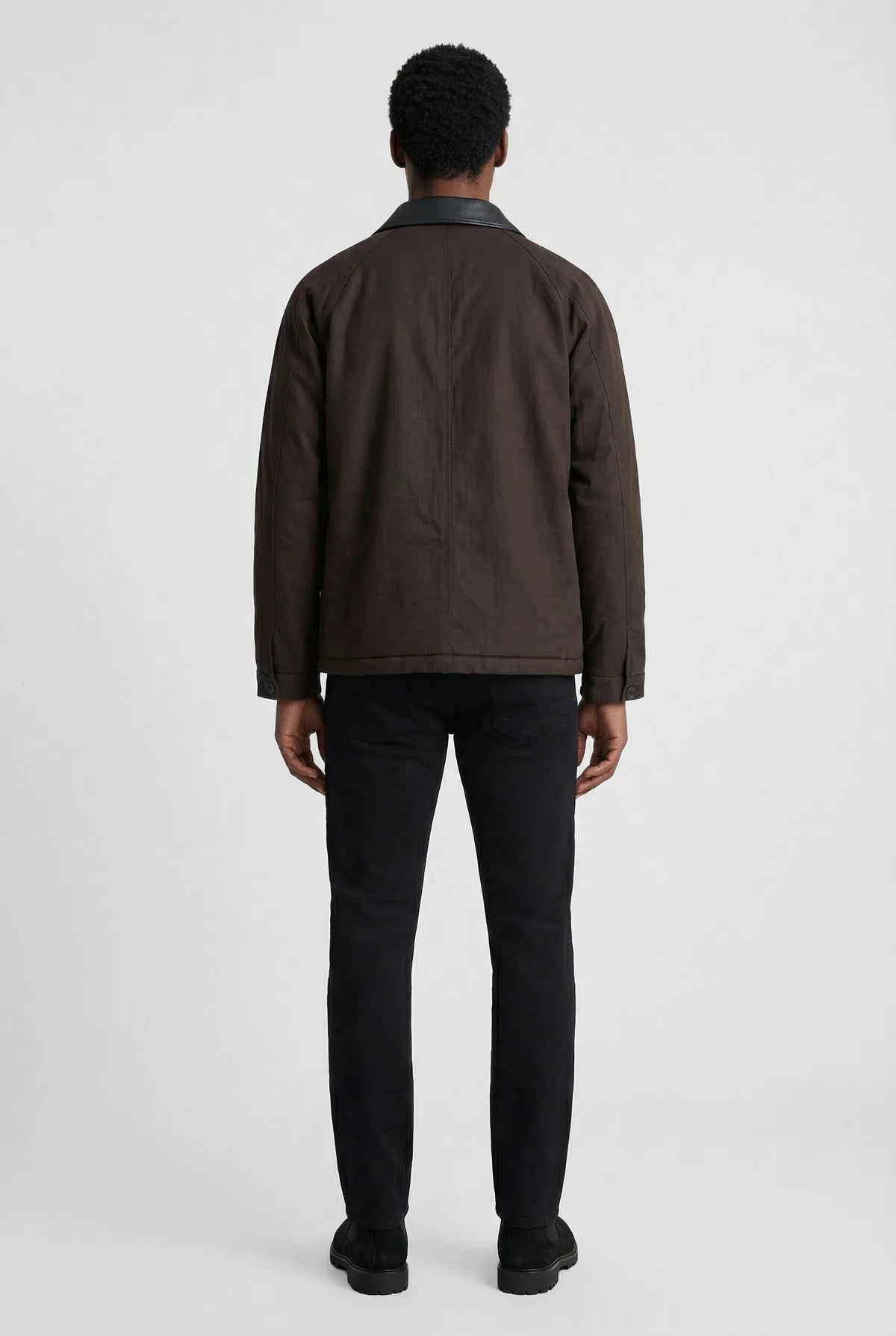 چاکەتی پیاوان بە وردەکاری گۆچانی چەرم