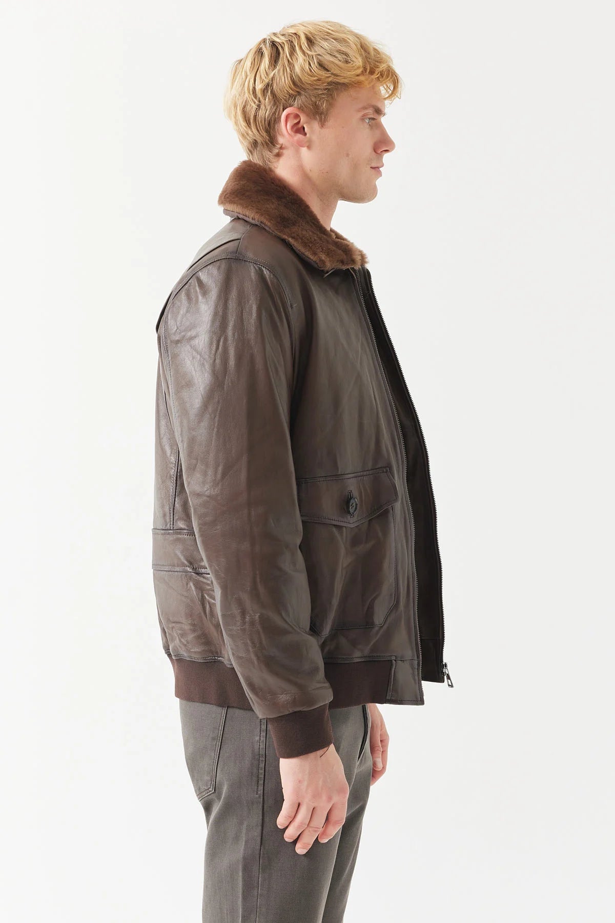 معطف جلدي رجالي بتفاصيل و ياقة عادية 