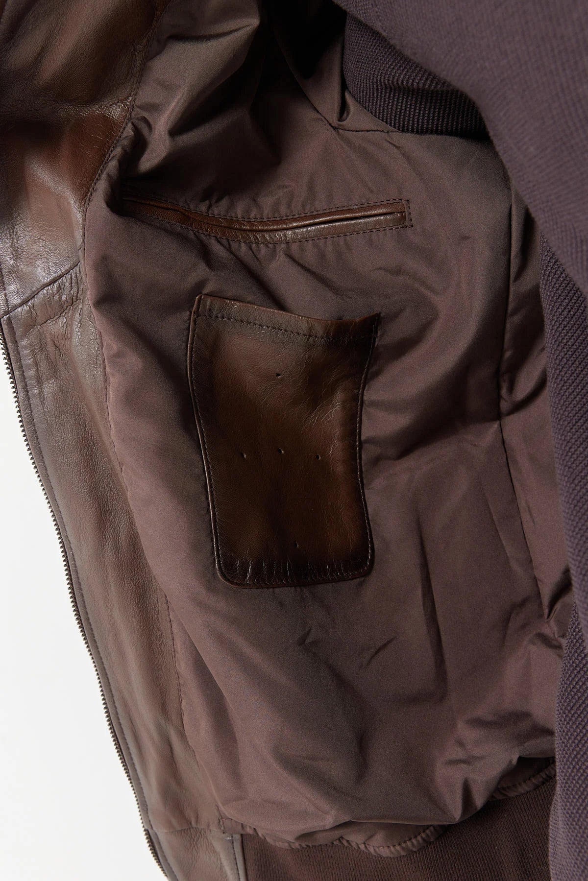 معطف جلدي رجالي بتفاصيل و ياقة عادية 