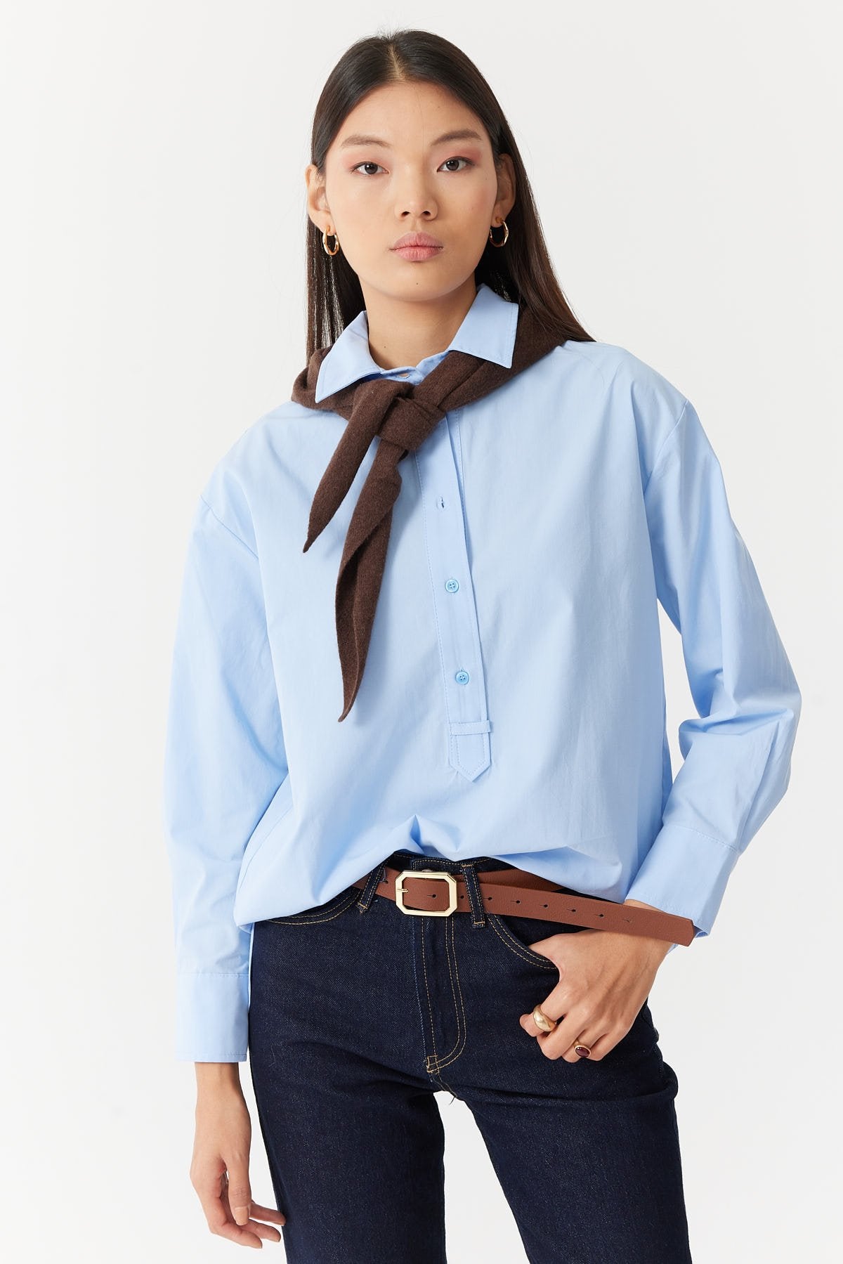 قميص نسائي بنصف أزرار أمامية 