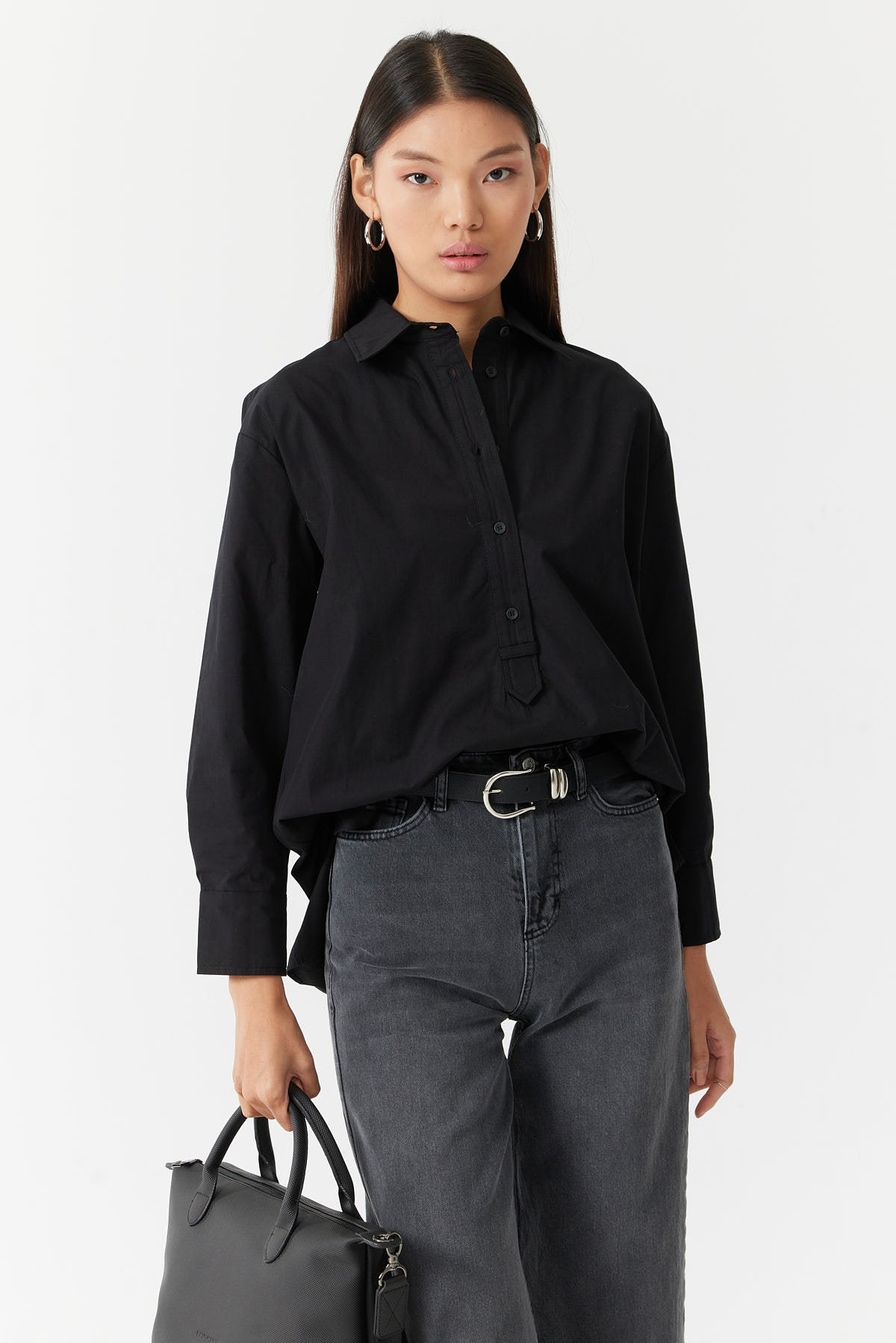 قميص نسائي بنصف أزرار أمامية 