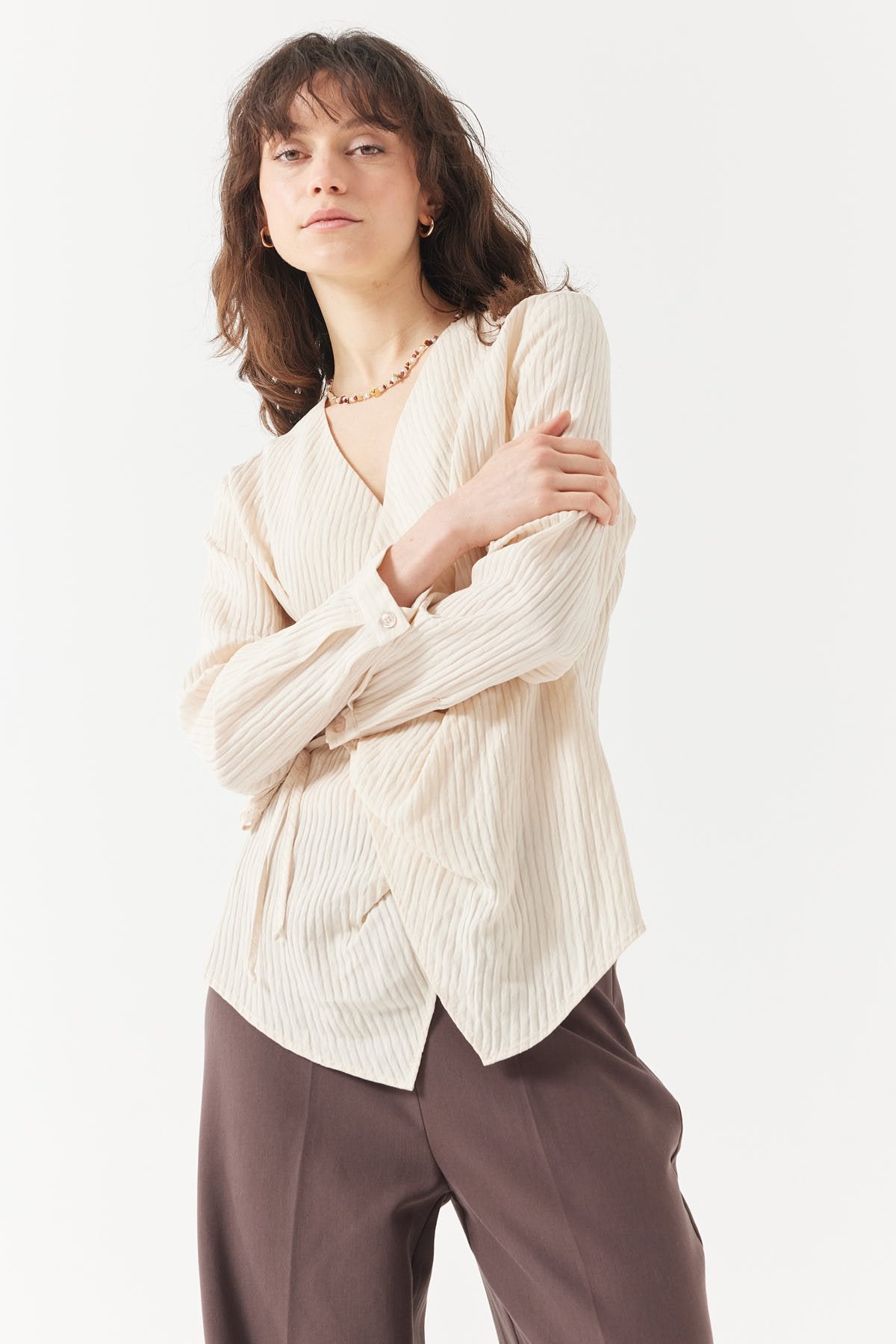 بلوزة نسائية مربوطة ملفوفة