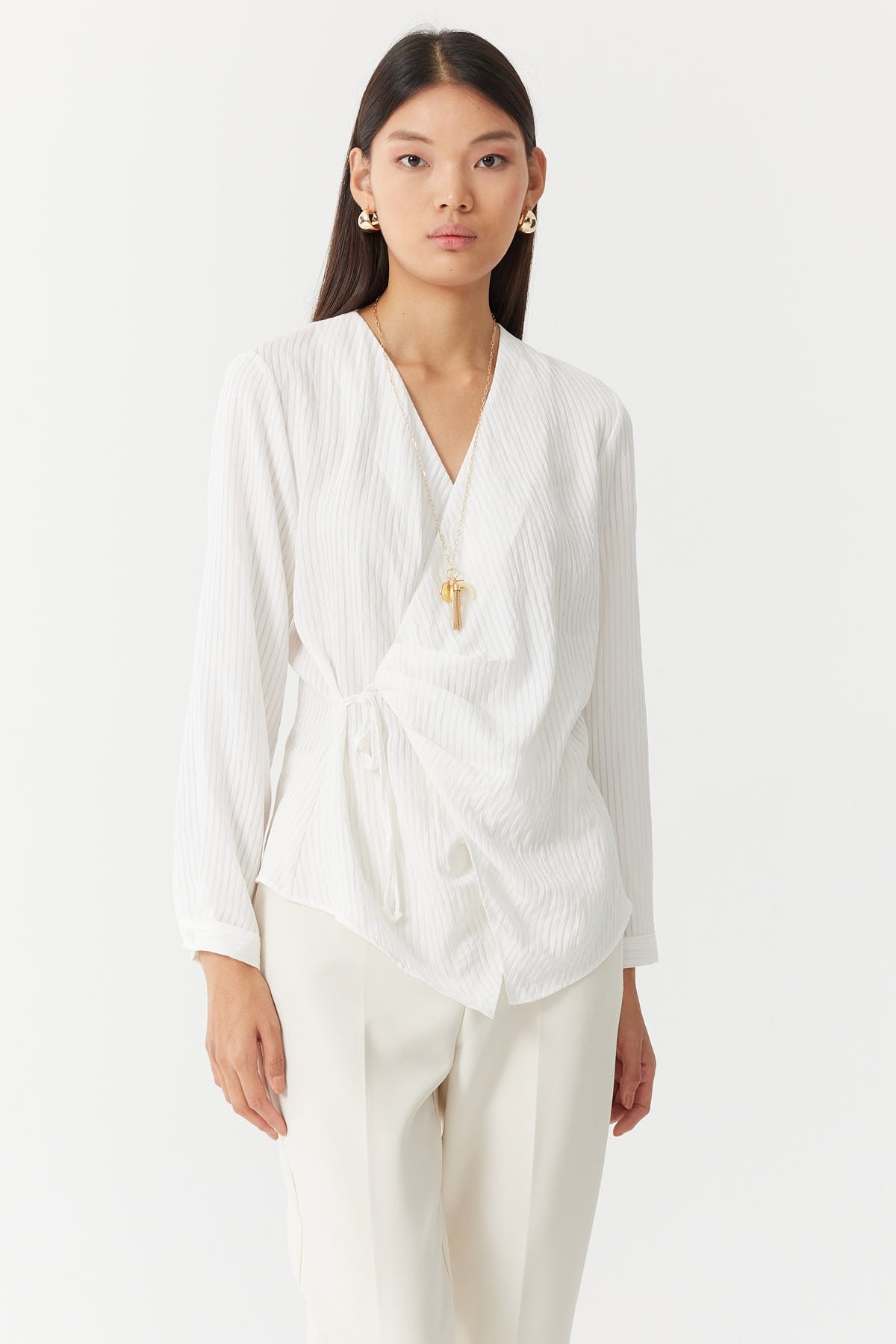 بلوزة نسائية مربوطة ملفوفة