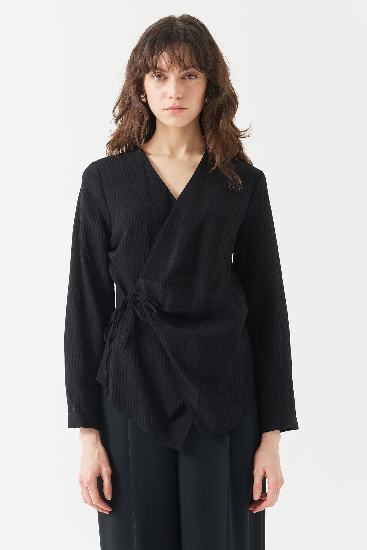 بلوزة نسائية مربوطة ملفوفة