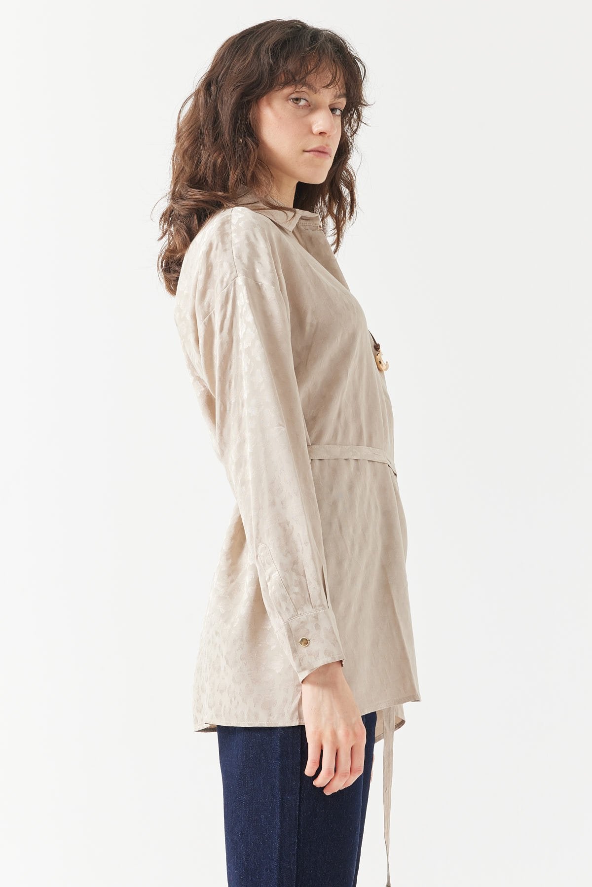 قميص نسائي منقوش بحزام