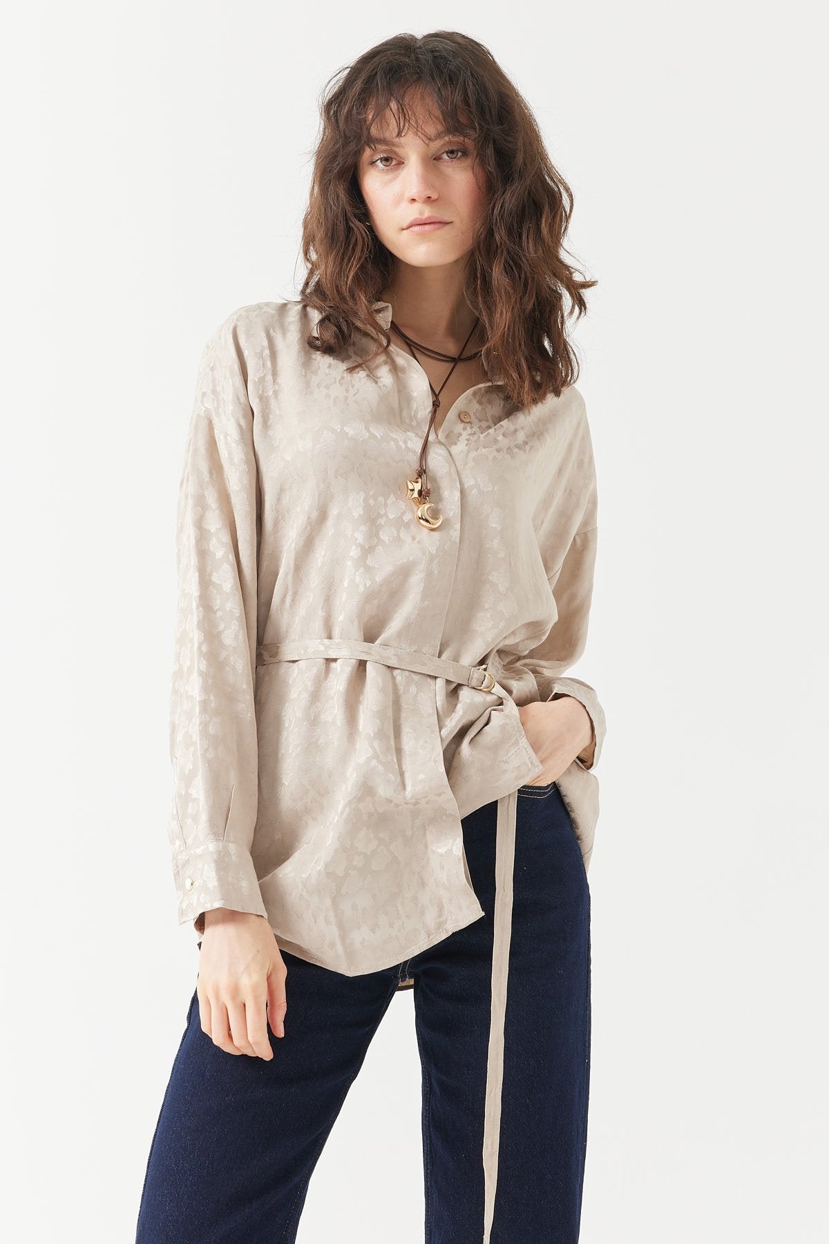 قميص نسائي منقوش بحزام