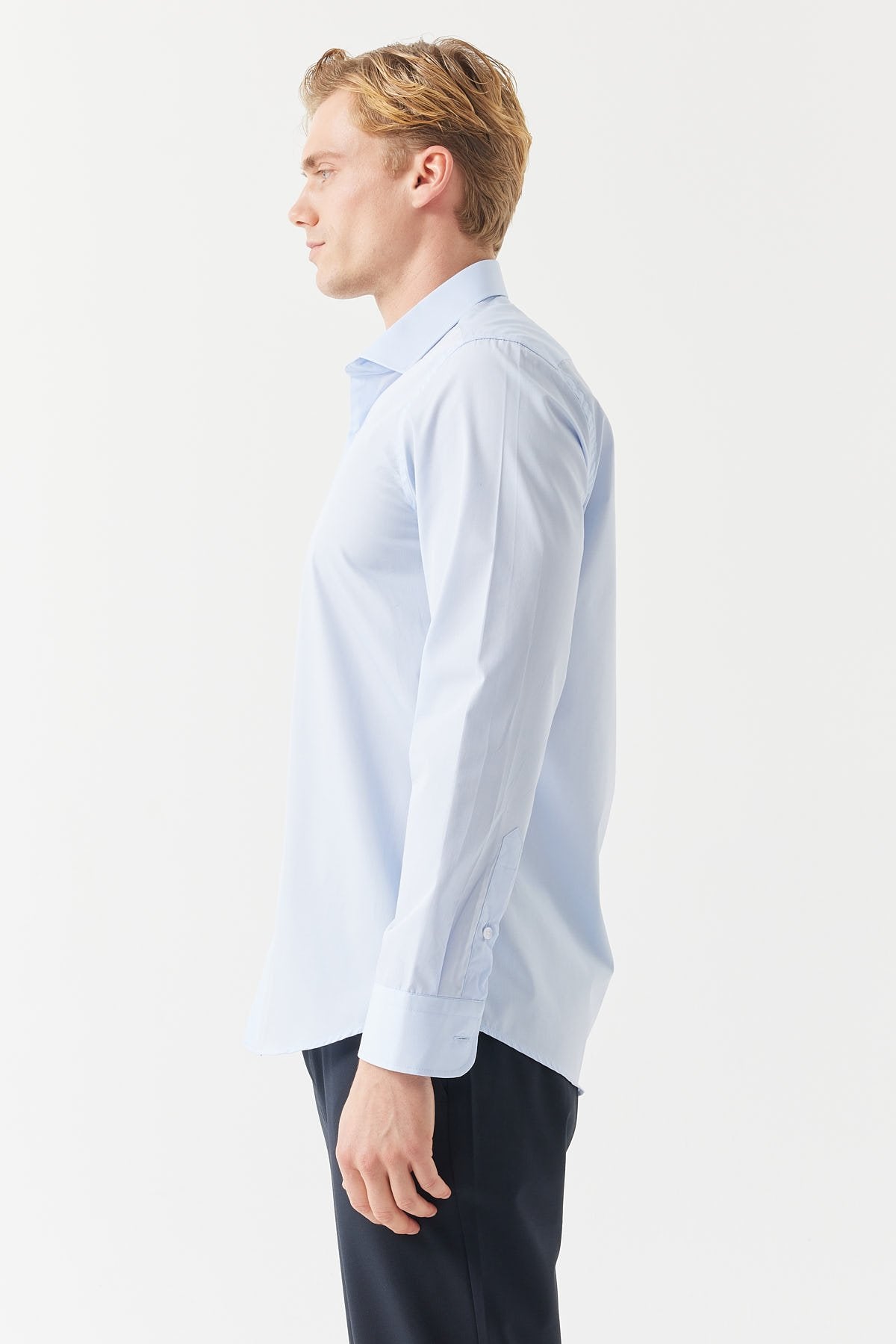 قميص رجالي ضيق