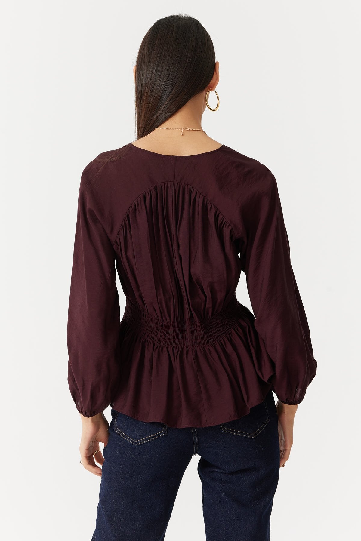 بلوزة نسائية بتفاصيل مجمعة