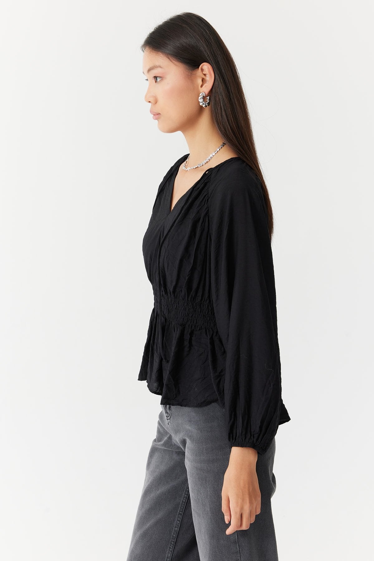 بلوزة نسائية بتفاصيل مجمعة