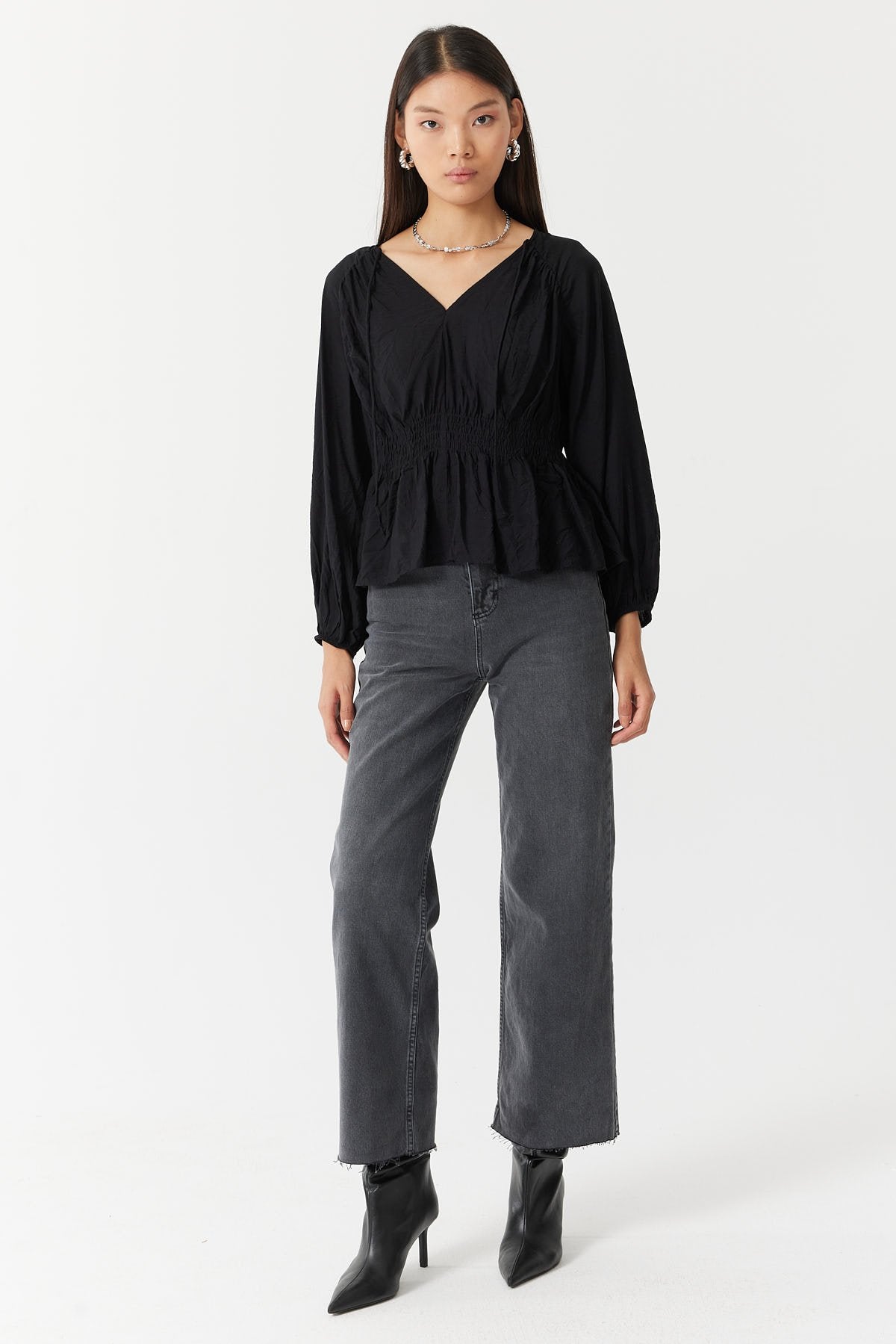 بلوزة نسائية بتفاصيل مجمعة