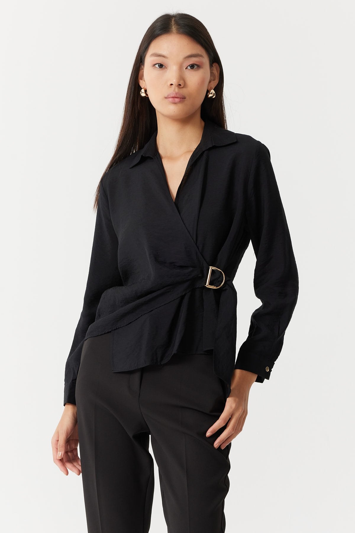 بلوزة نسائية ملفوفة