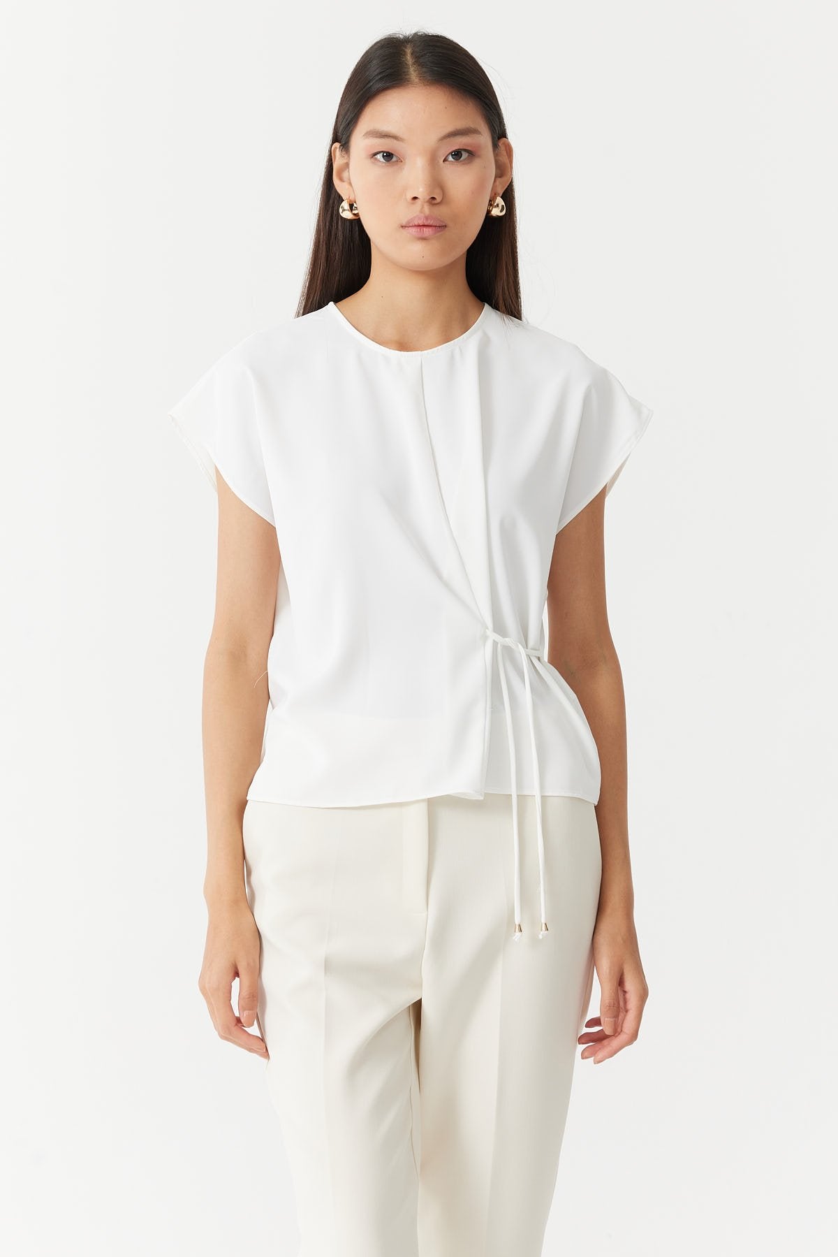 بلوزة نسائية بتفاصيل ربطة عنق