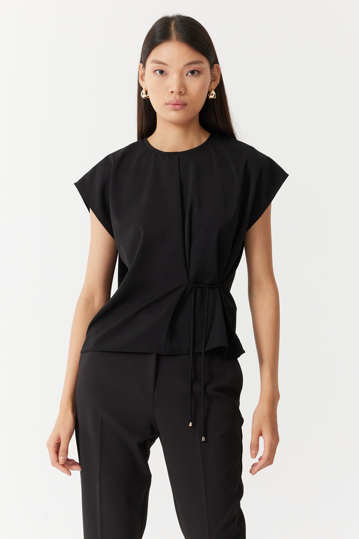 بلوزة نسائية بتفاصيل ربطة عنق