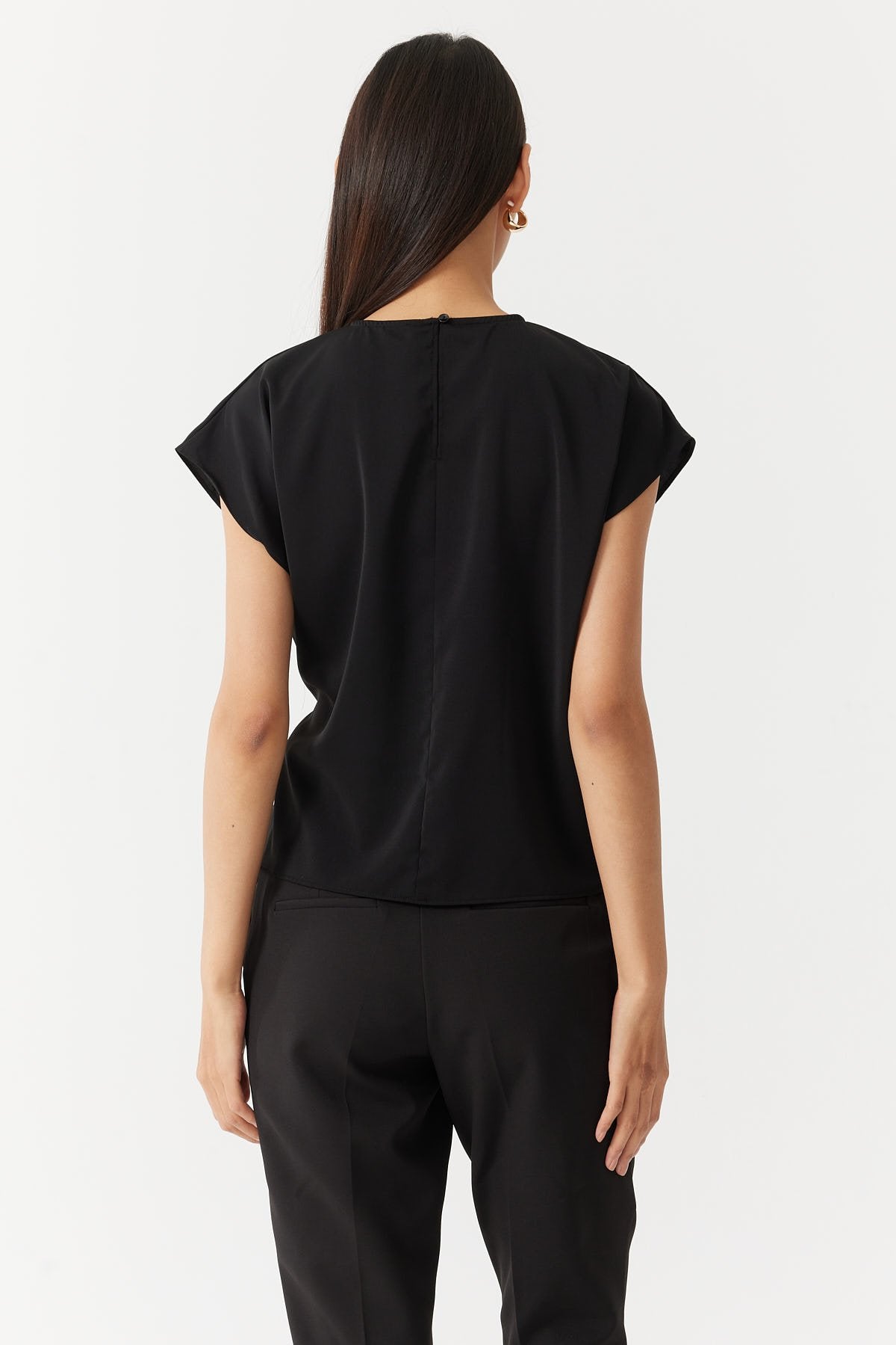 بلوزة نسائية بتفاصيل ربطة عنق