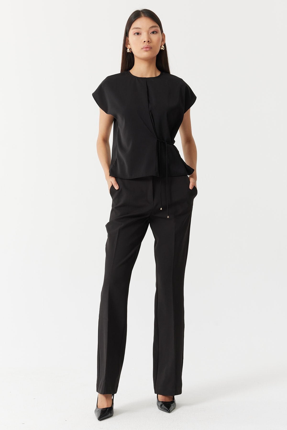 بلوزة نسائية بتفاصيل ربطة عنق