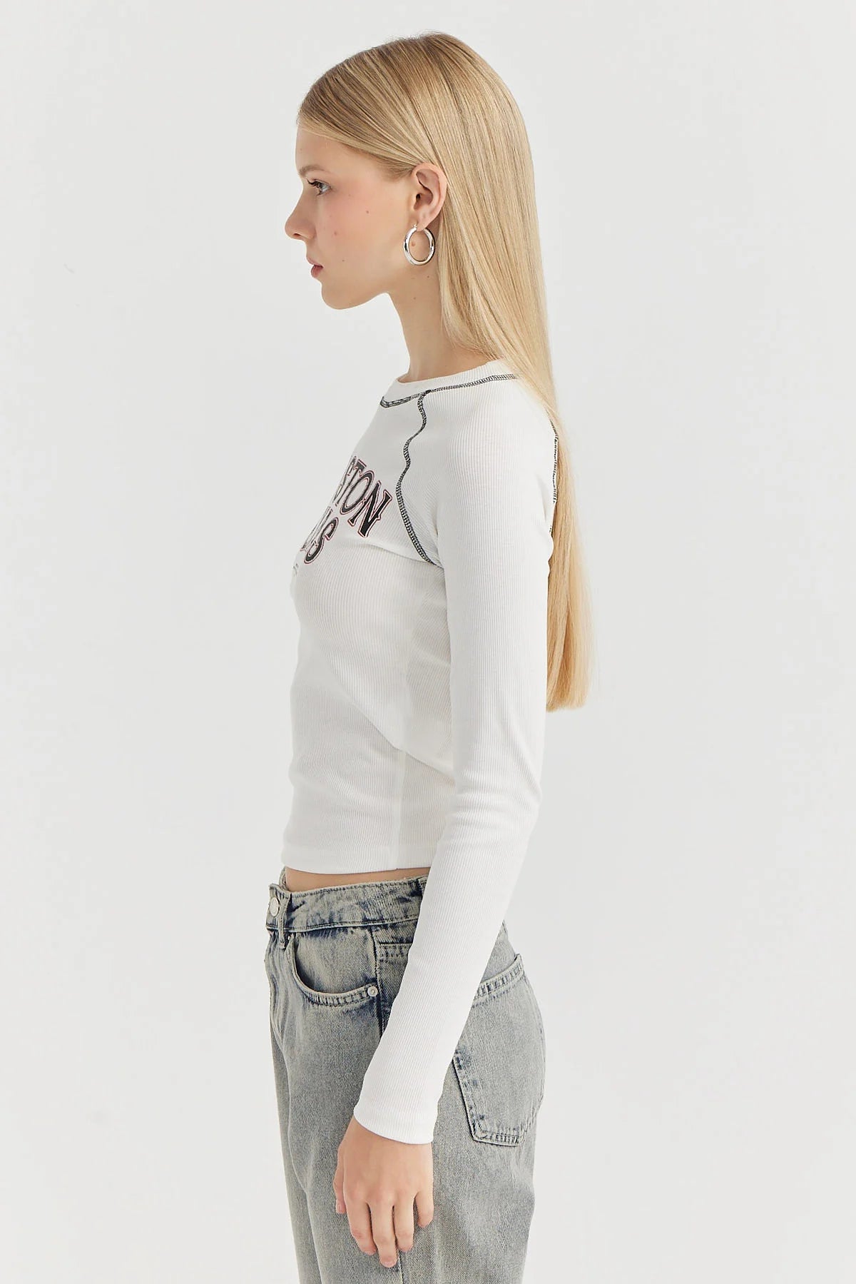 بلوزة نسائية مضلعة مطبوعة بنص