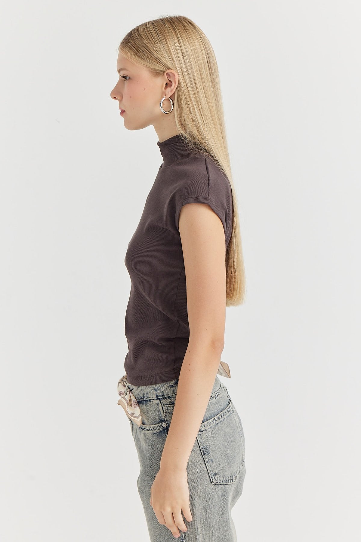 بلوزة نسائية بياقة واقفة