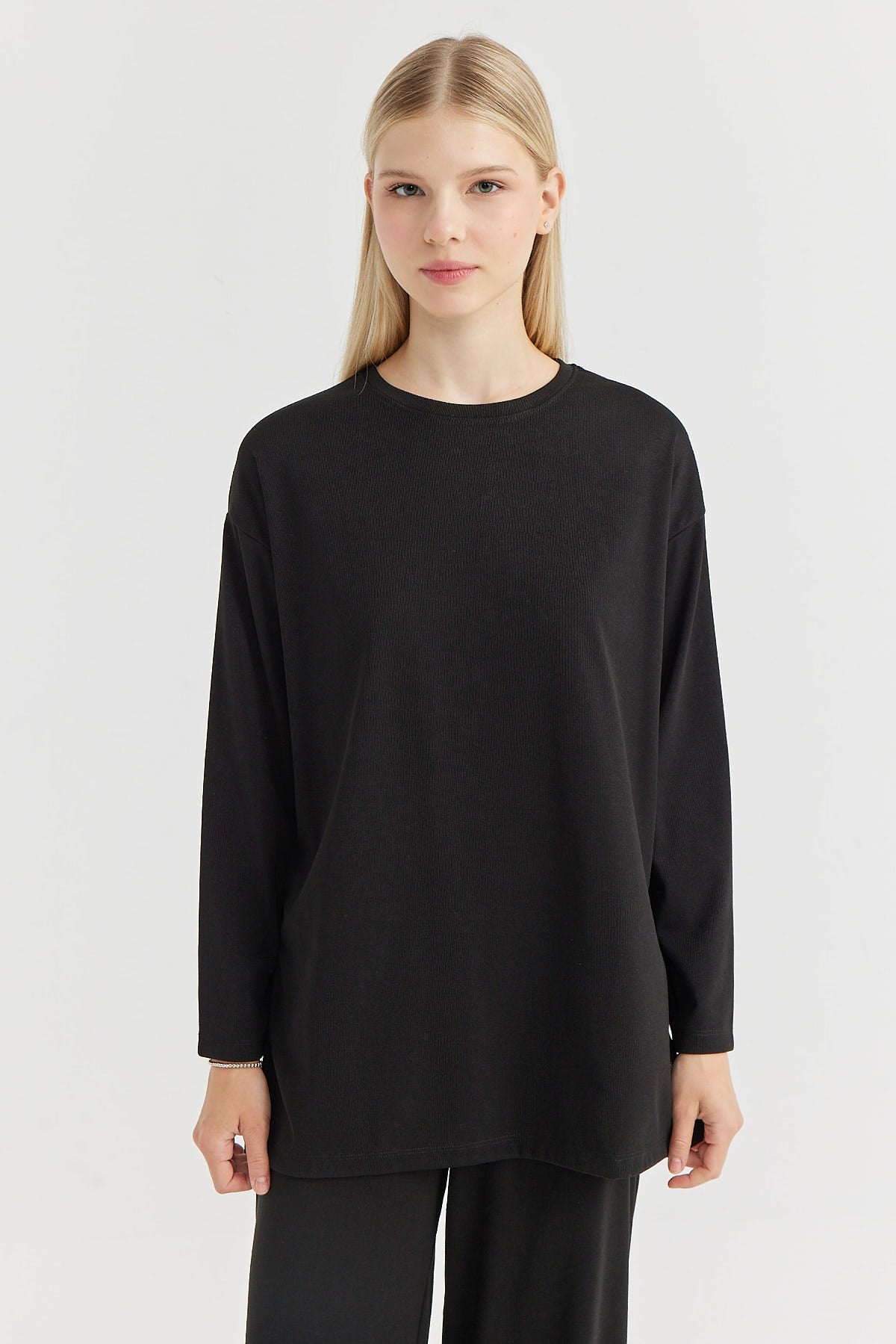 بلوزة نسائية بأكمام طويلة