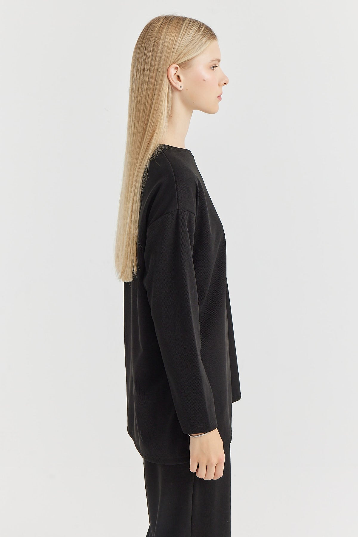 بلوزة نسائية بأكمام طويلة