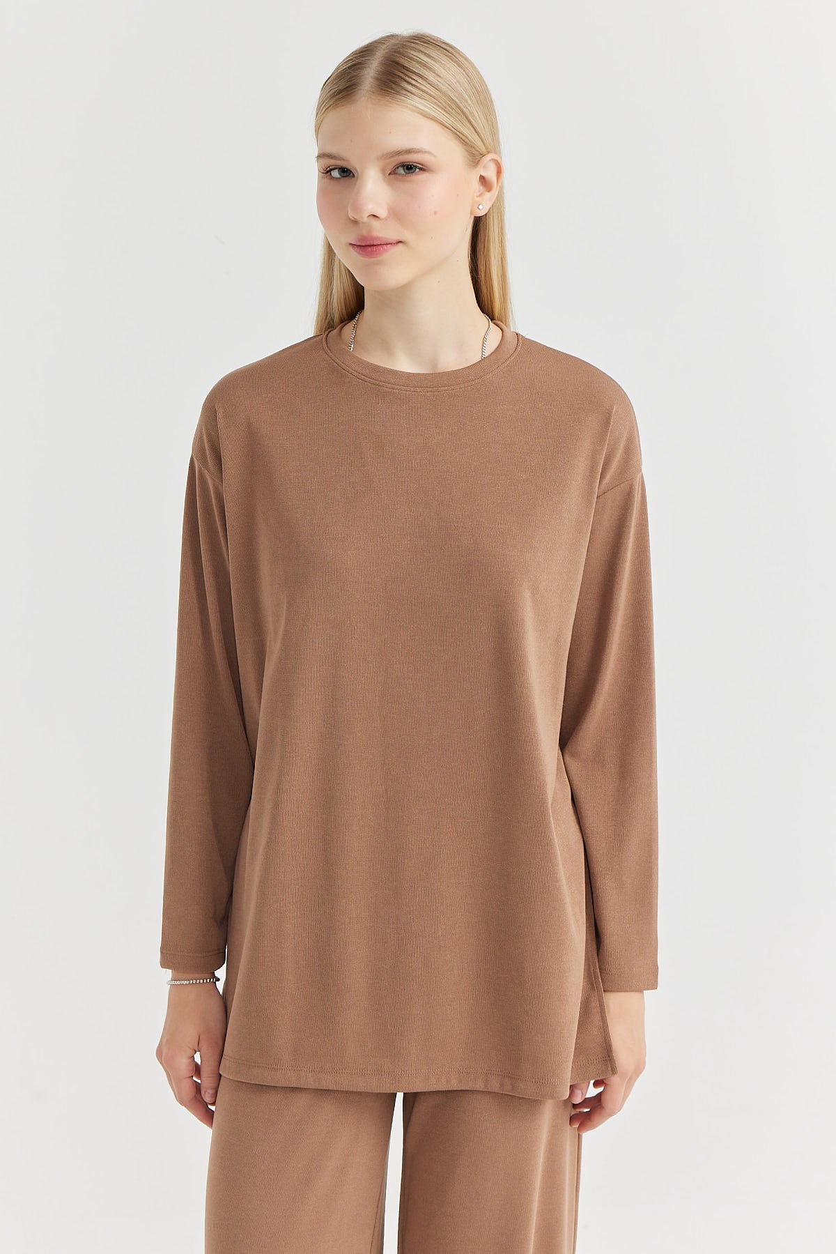 بلوزة نسائية بأكمام طويلة