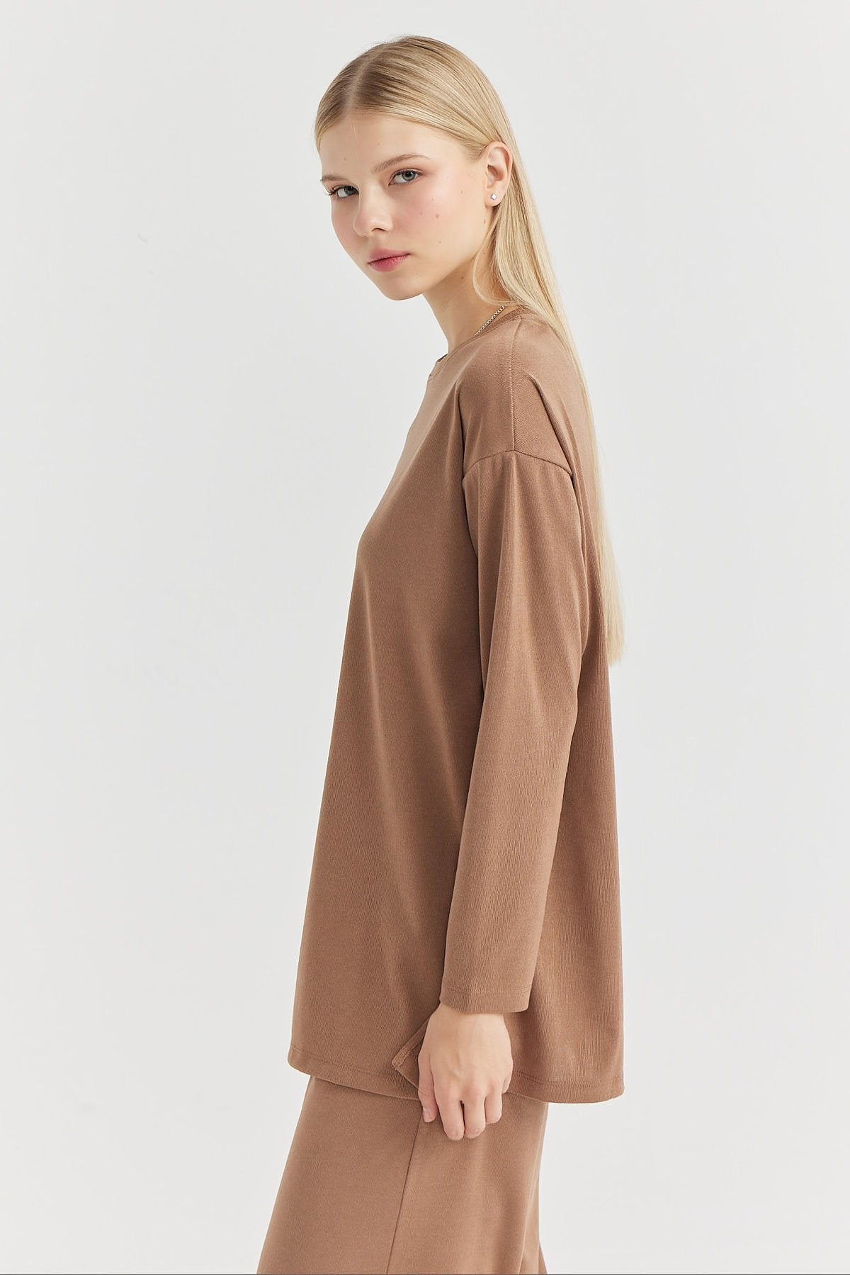 بلوزة نسائية بأكمام طويلة