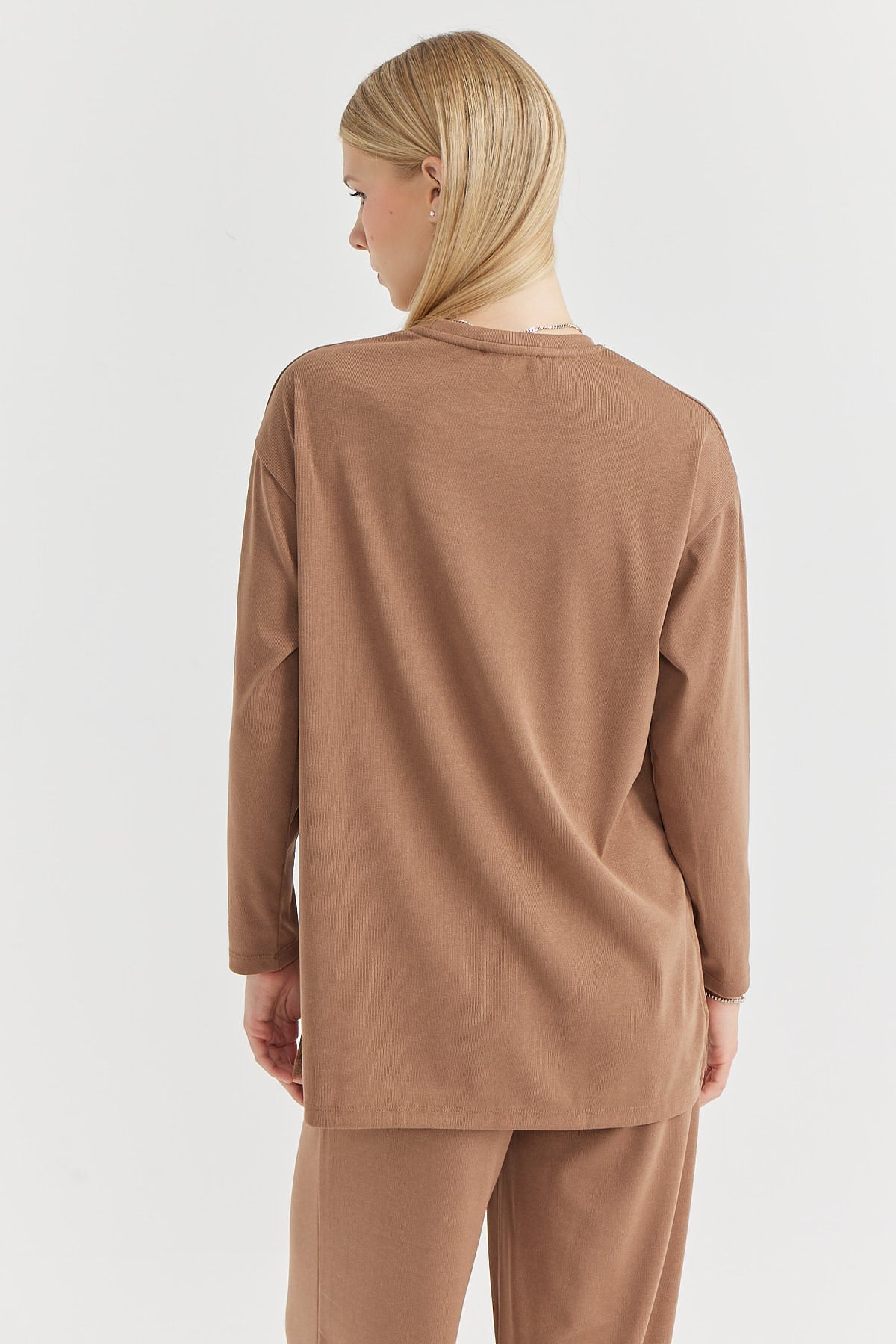 بلوزة نسائية بأكمام طويلة