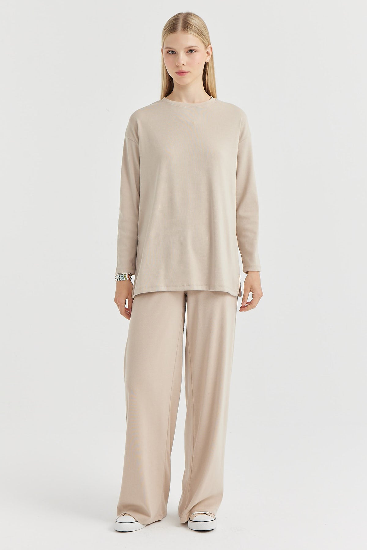 بلوزة نسائية بأكمام طويلة