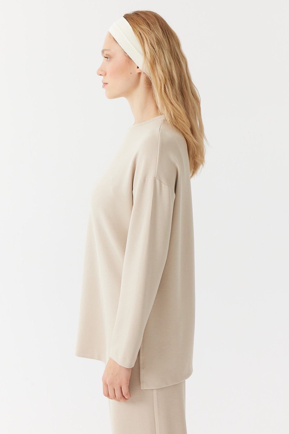 بلوزة نسائية بفتحة جانبية