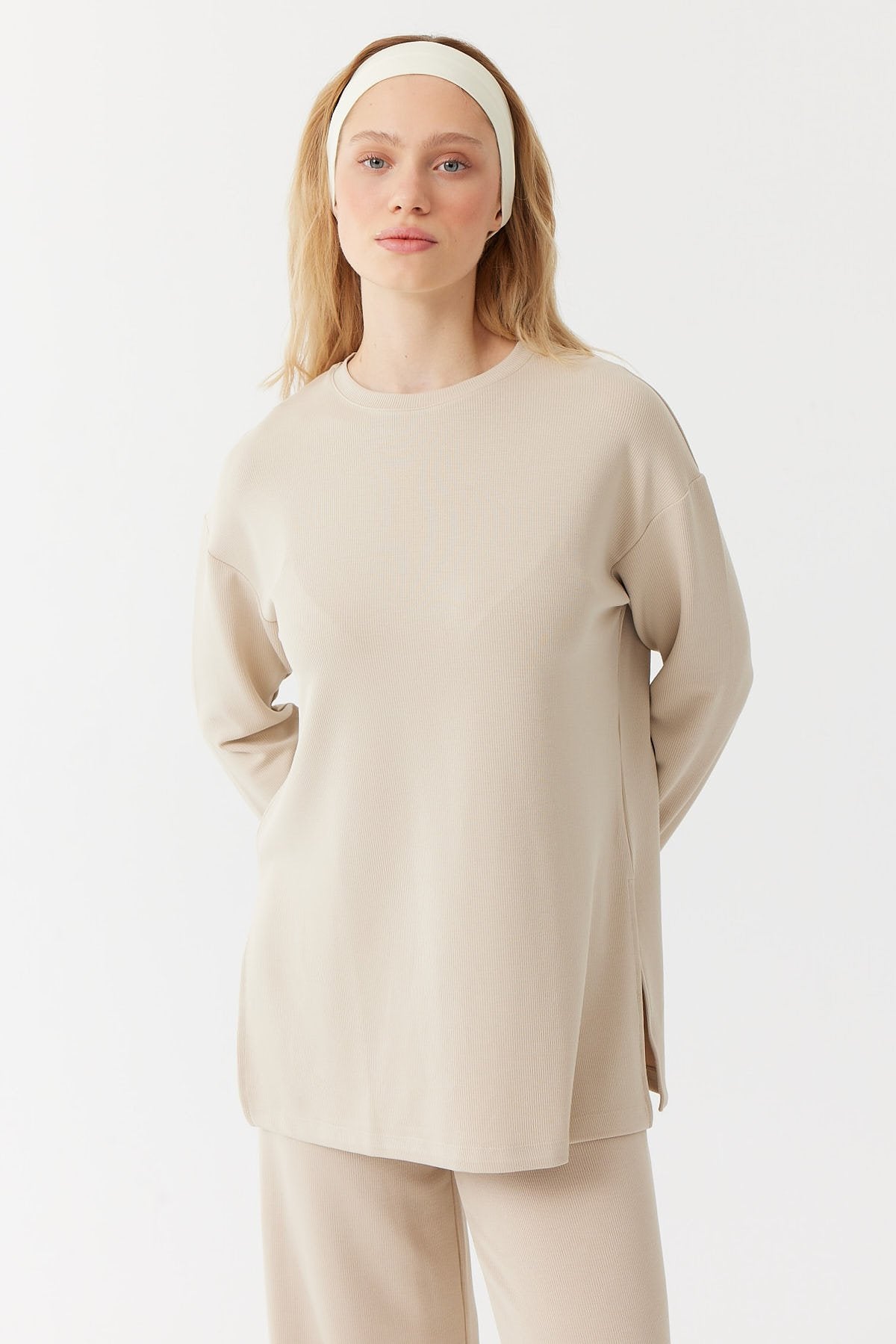 بلوزة نسائية بفتحة جانبية