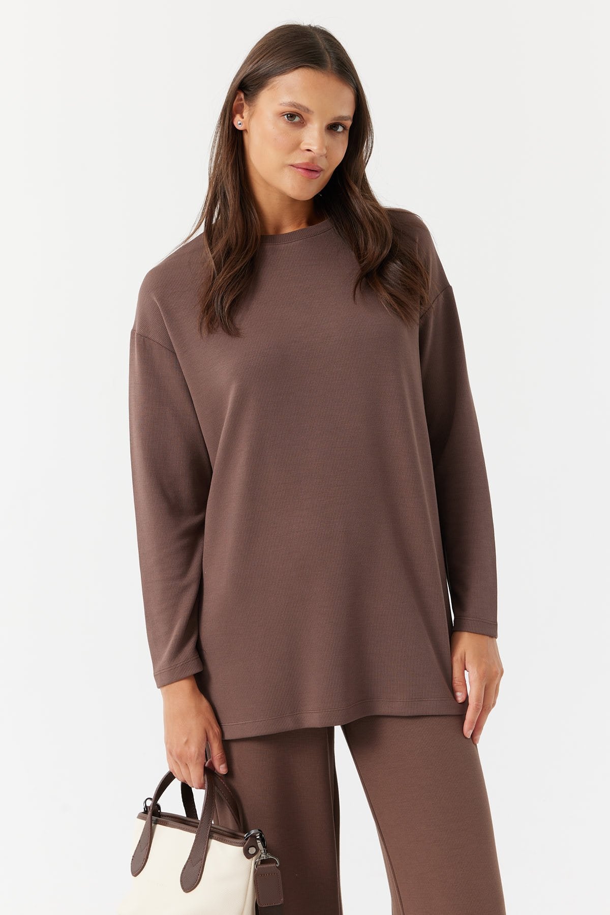 بلوزة نسائية بفتحة جانبية