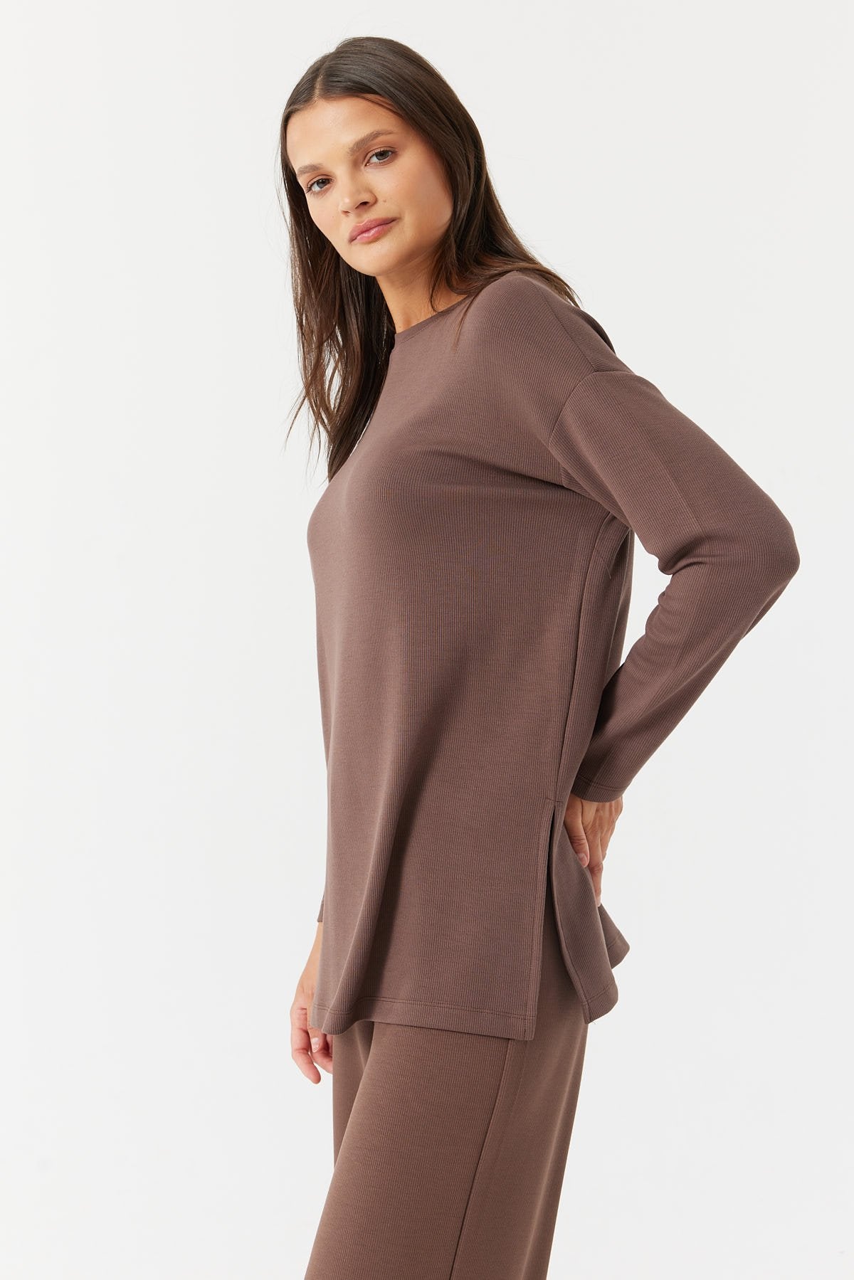 بلوزة نسائية بفتحة جانبية