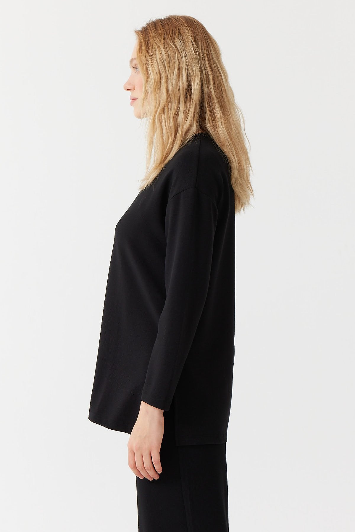 بلوزة نسائية بفتحة جانبية