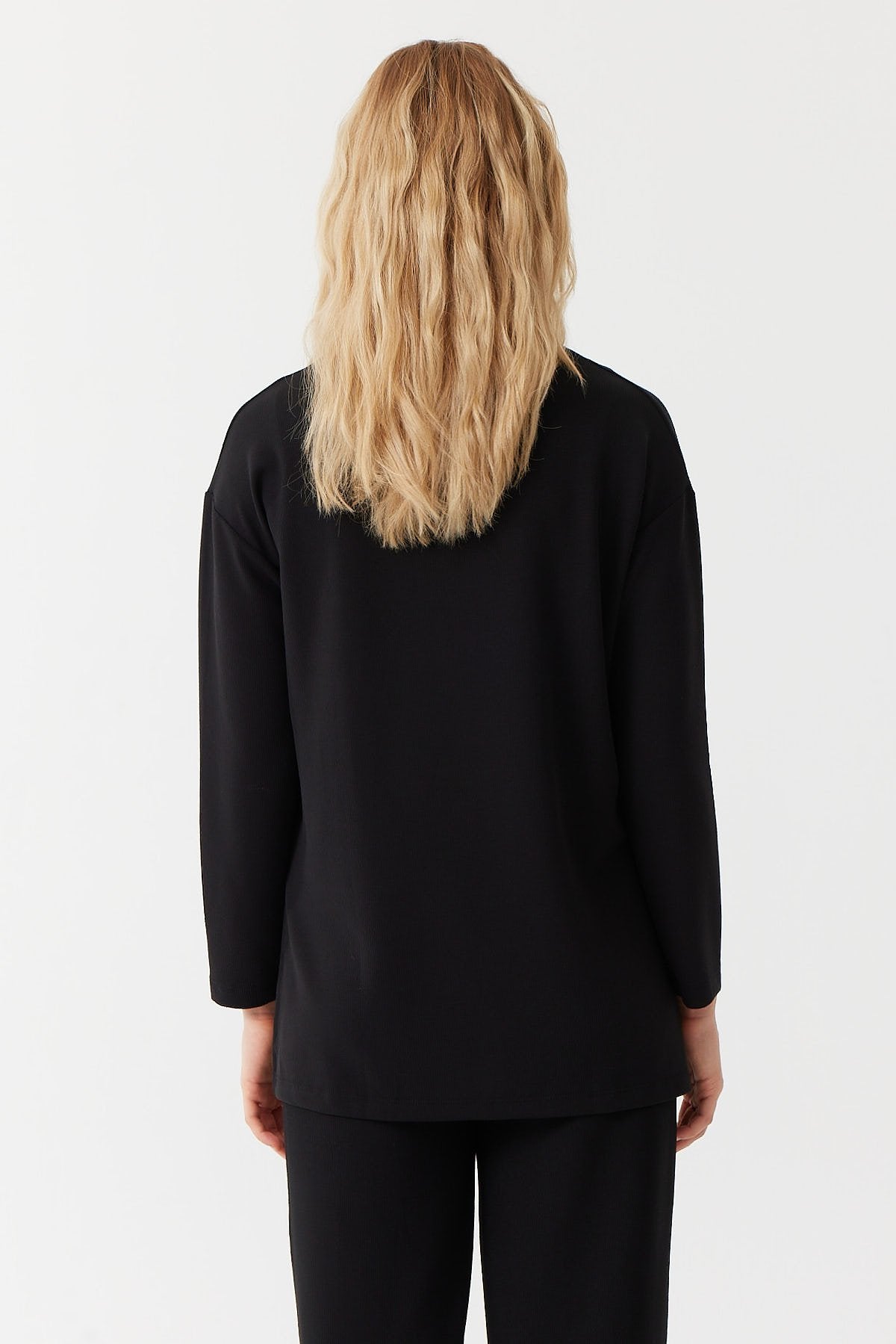 بلوزة نسائية بفتحة جانبية