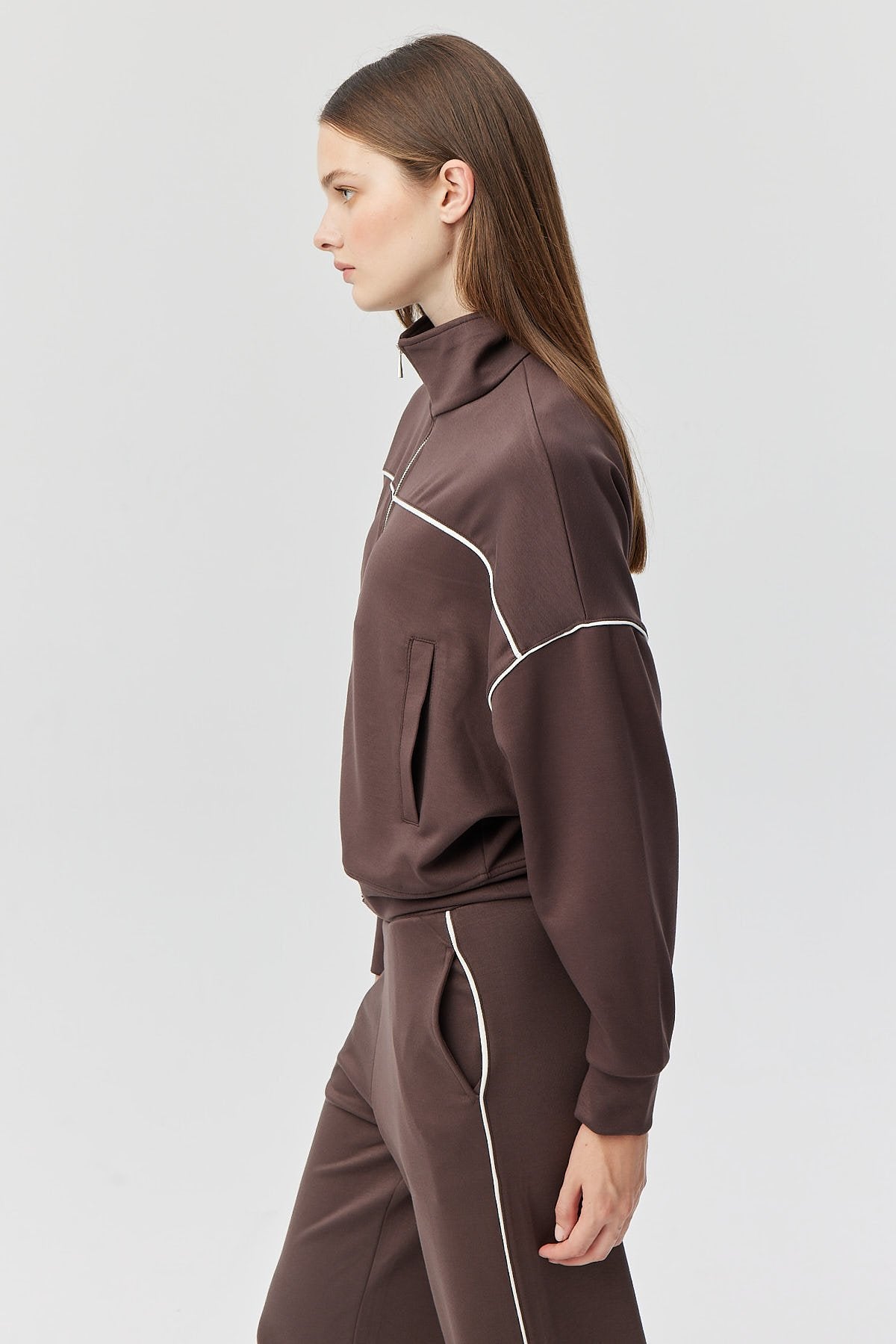 سويت شيرت نسائية بسحاب وتفاصيل متباينة