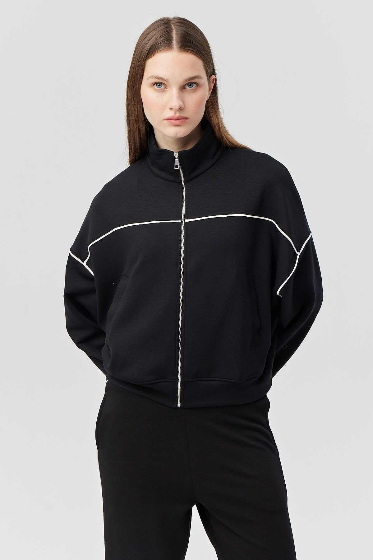 سويت شيرت نسائية بسحاب وتفاصيل متباينة