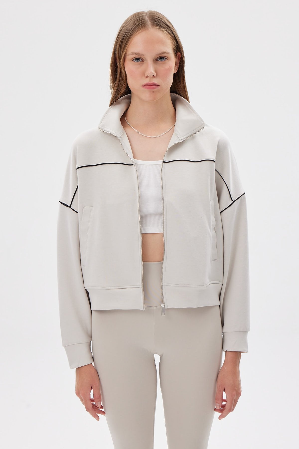 سويت شيرت نسائية بسحاب وتفاصيل متباينة