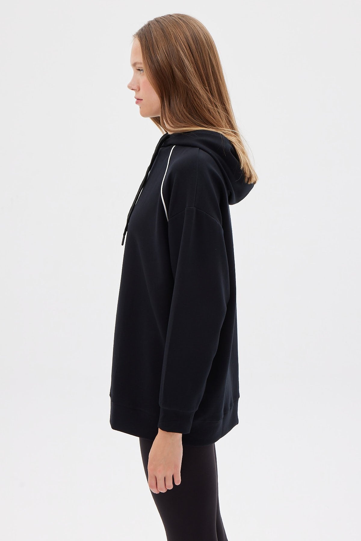 سويت شيرت نسائية بغطاء للرأس