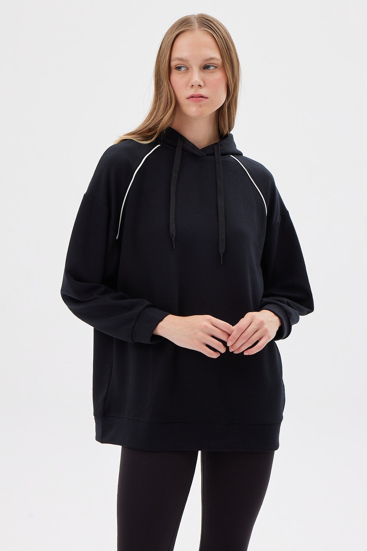 سويت شيرت نسائية بغطاء للرأس