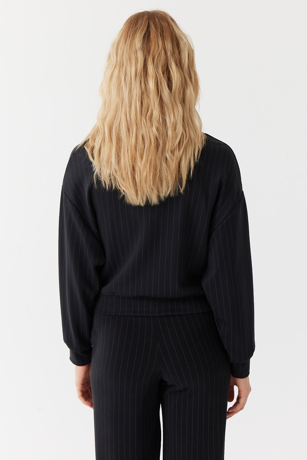 سويت شيرت نسائية بياقة واقفة